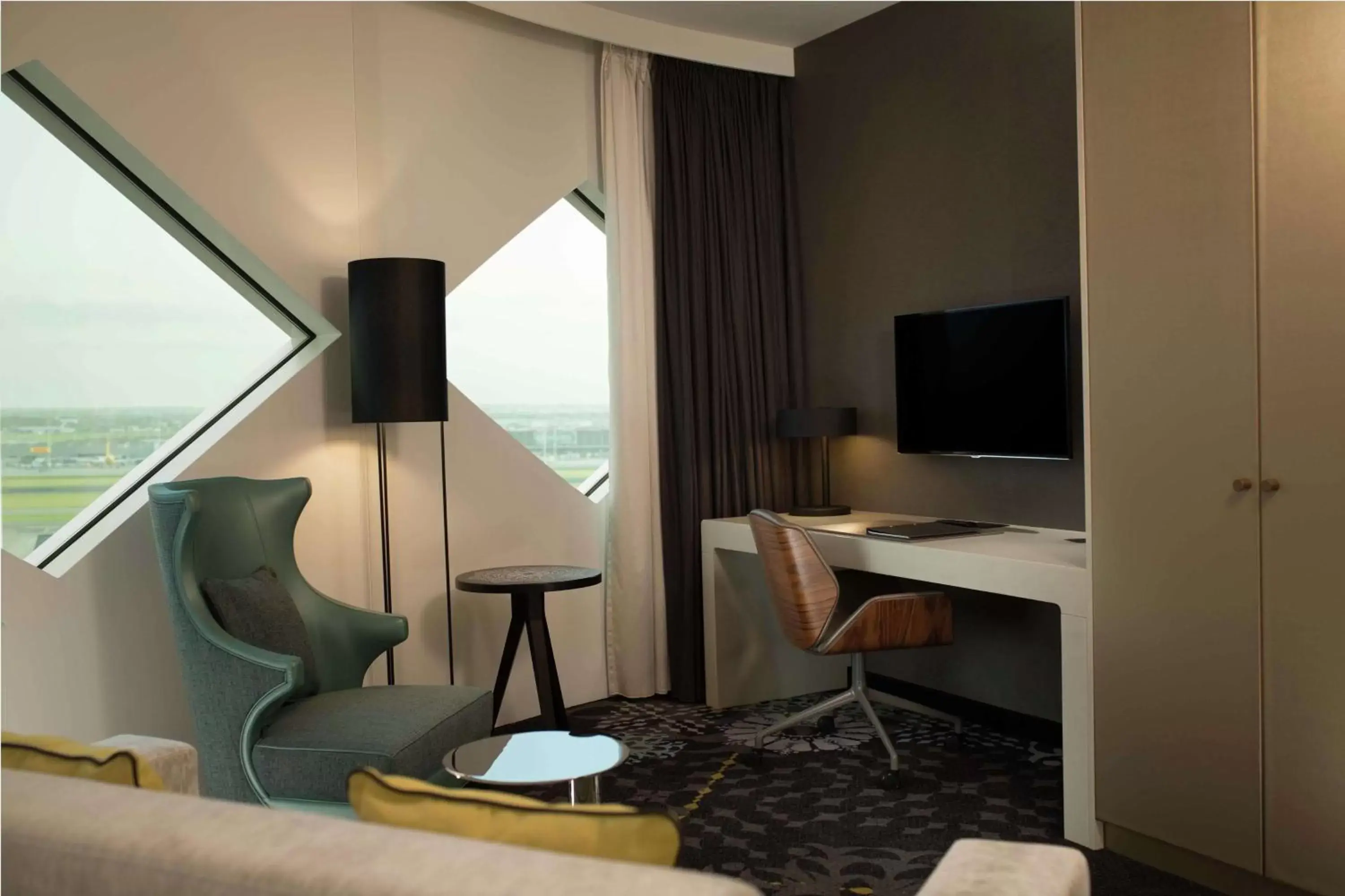 Bedroom, TV/Entertainment Center in Hilton Amsterdam Airport Schiphol