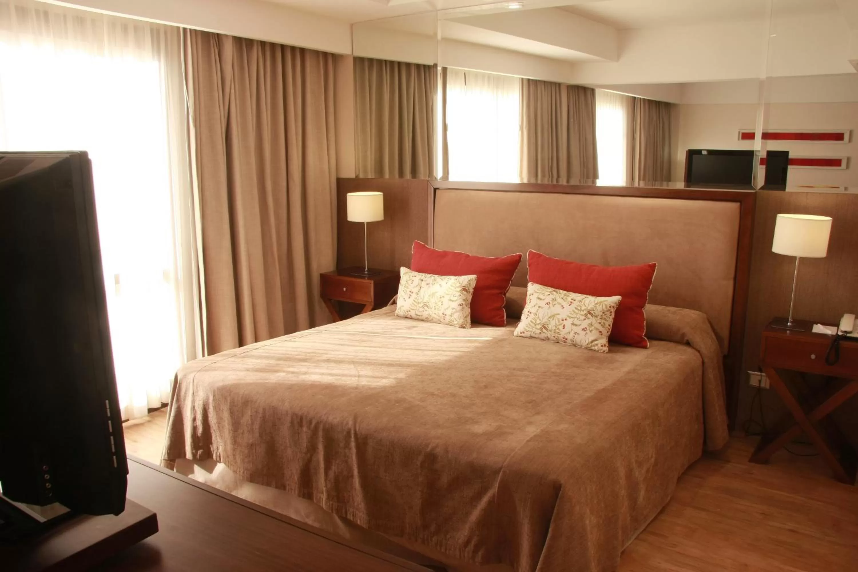 Bedroom, Bed in Grand King Hotel