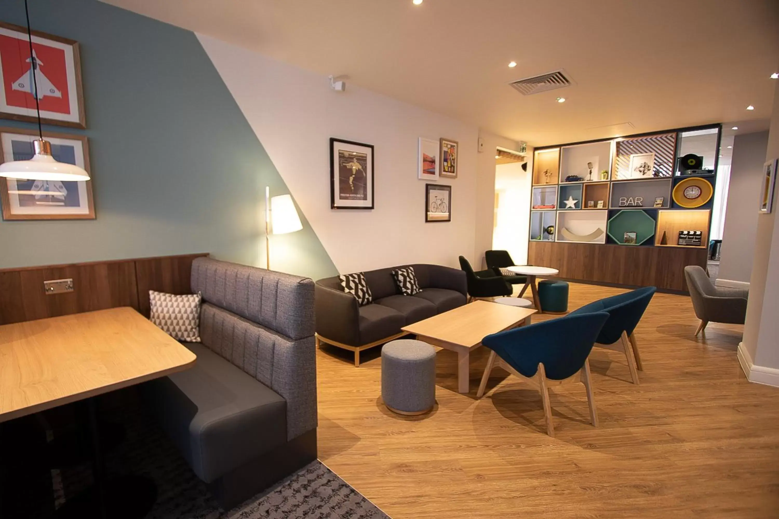 Lounge or bar, Restaurant/Places to Eat in Holiday Inn Preston, an IHG Hotel