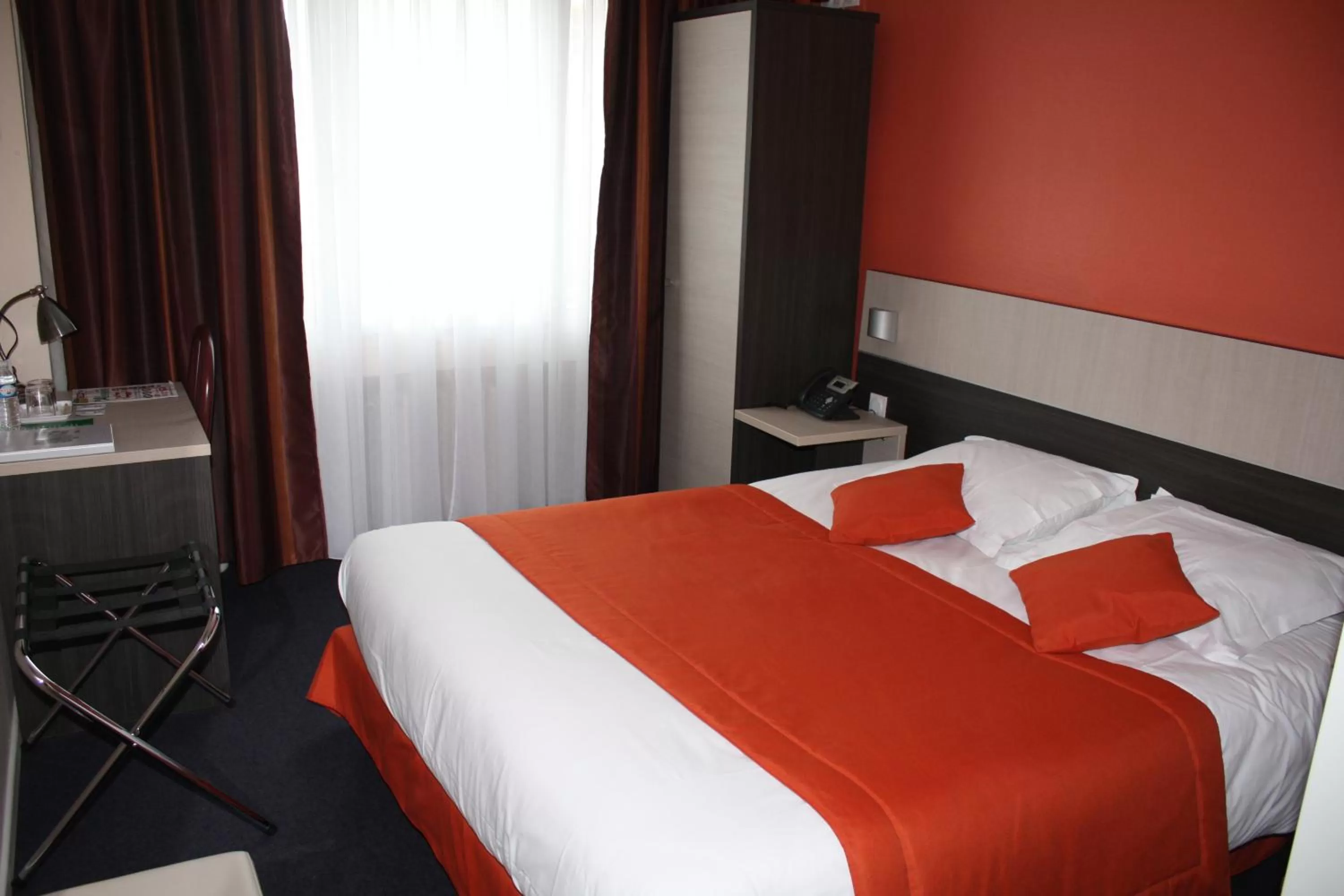 Bed in Logis Hôtel- Restaurant La Renaissance