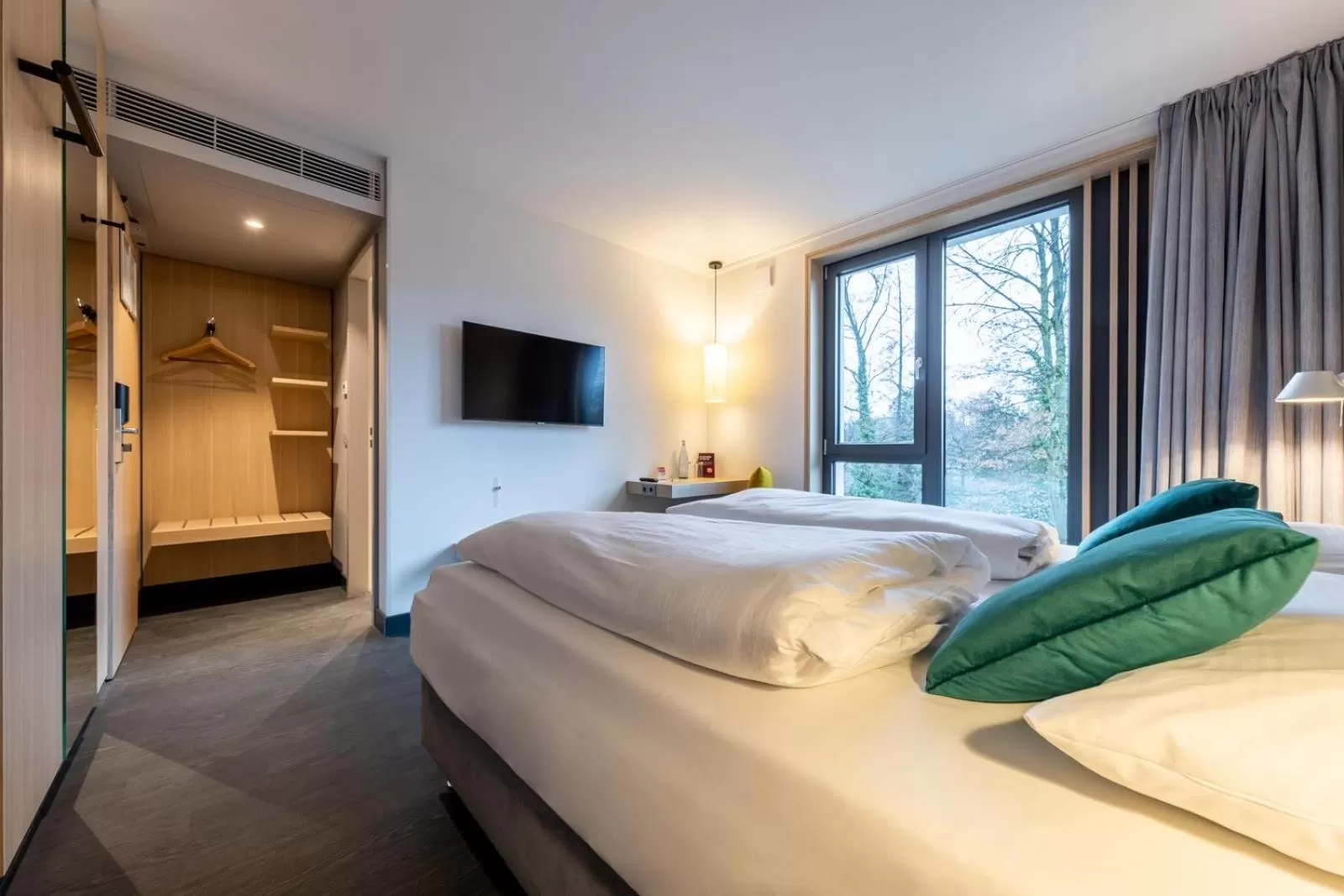 Photo of the whole room, Bed in Serways Hotel Hösel