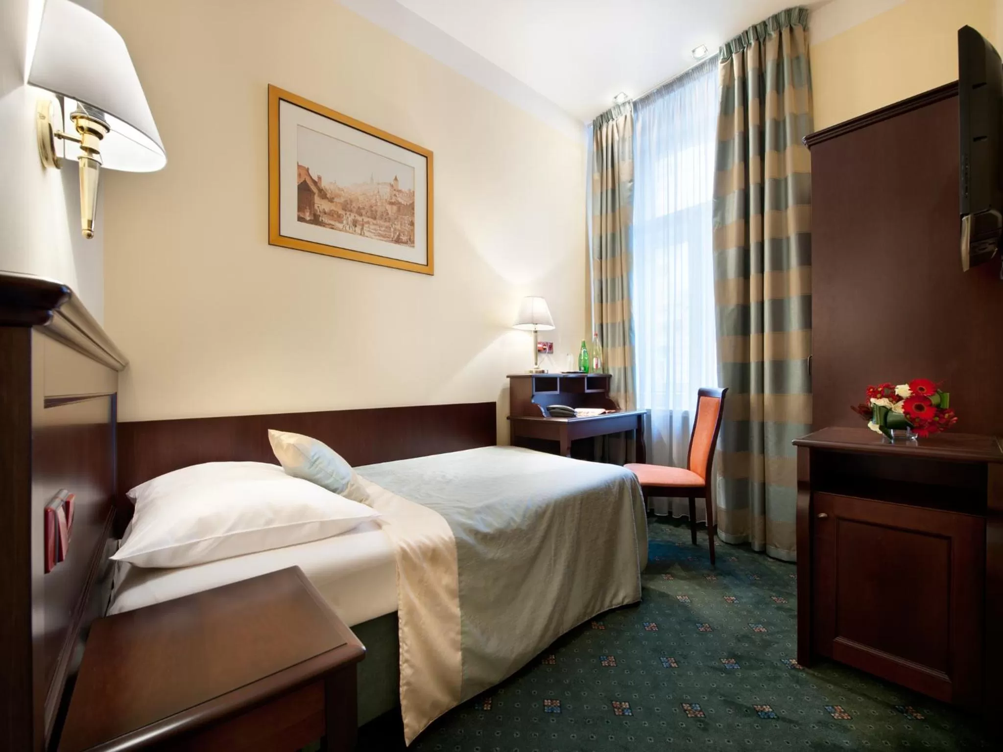 Bed in EA Hotel Downtown