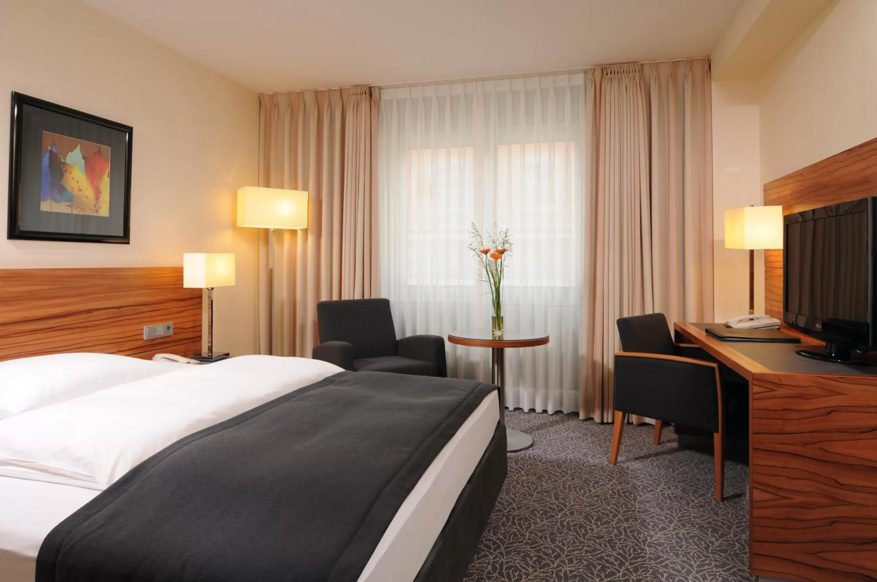 Photo of the whole room, Bed in Maritim Hotel München