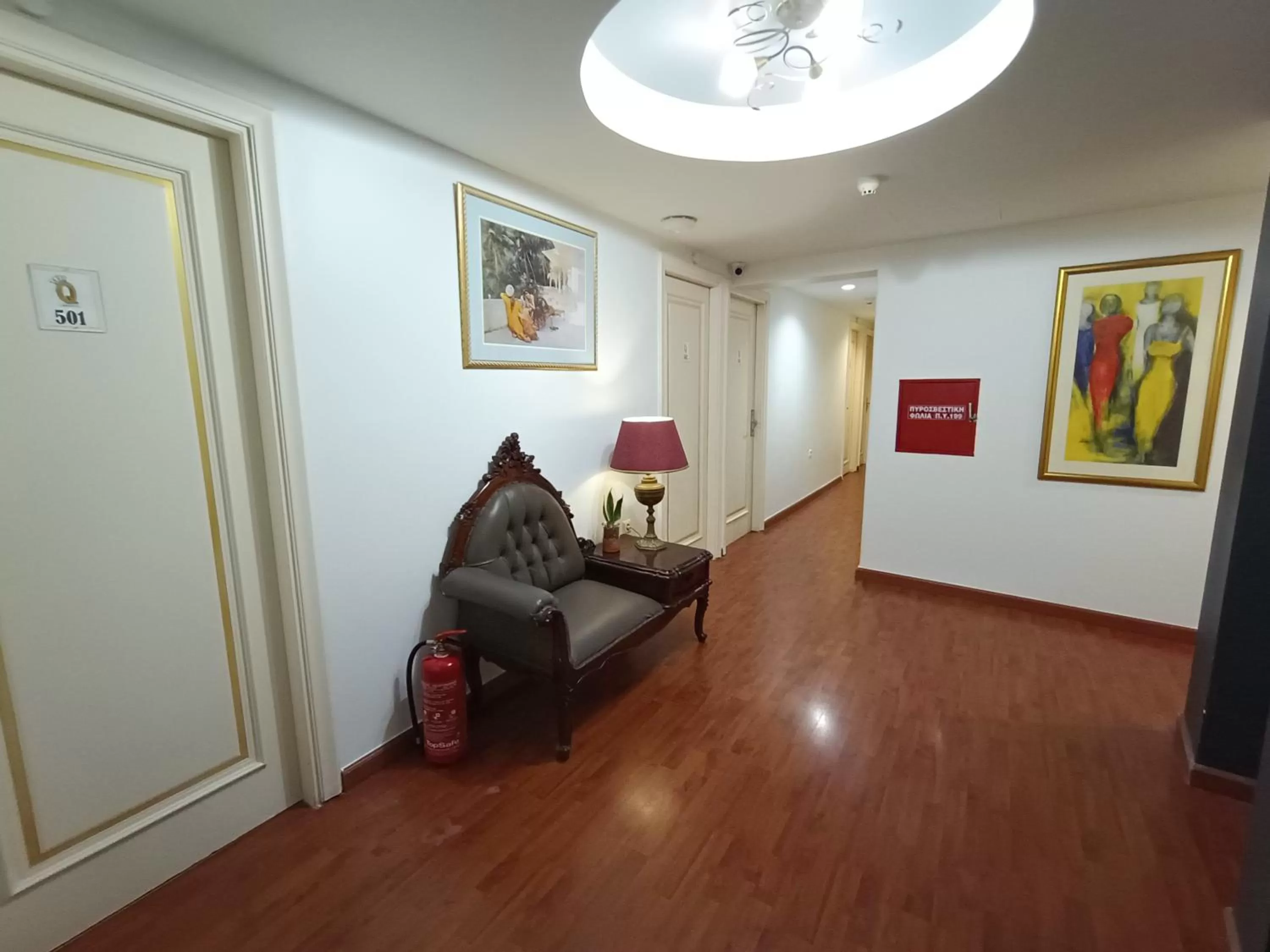 Seating area in Queens Leriotis Hotel