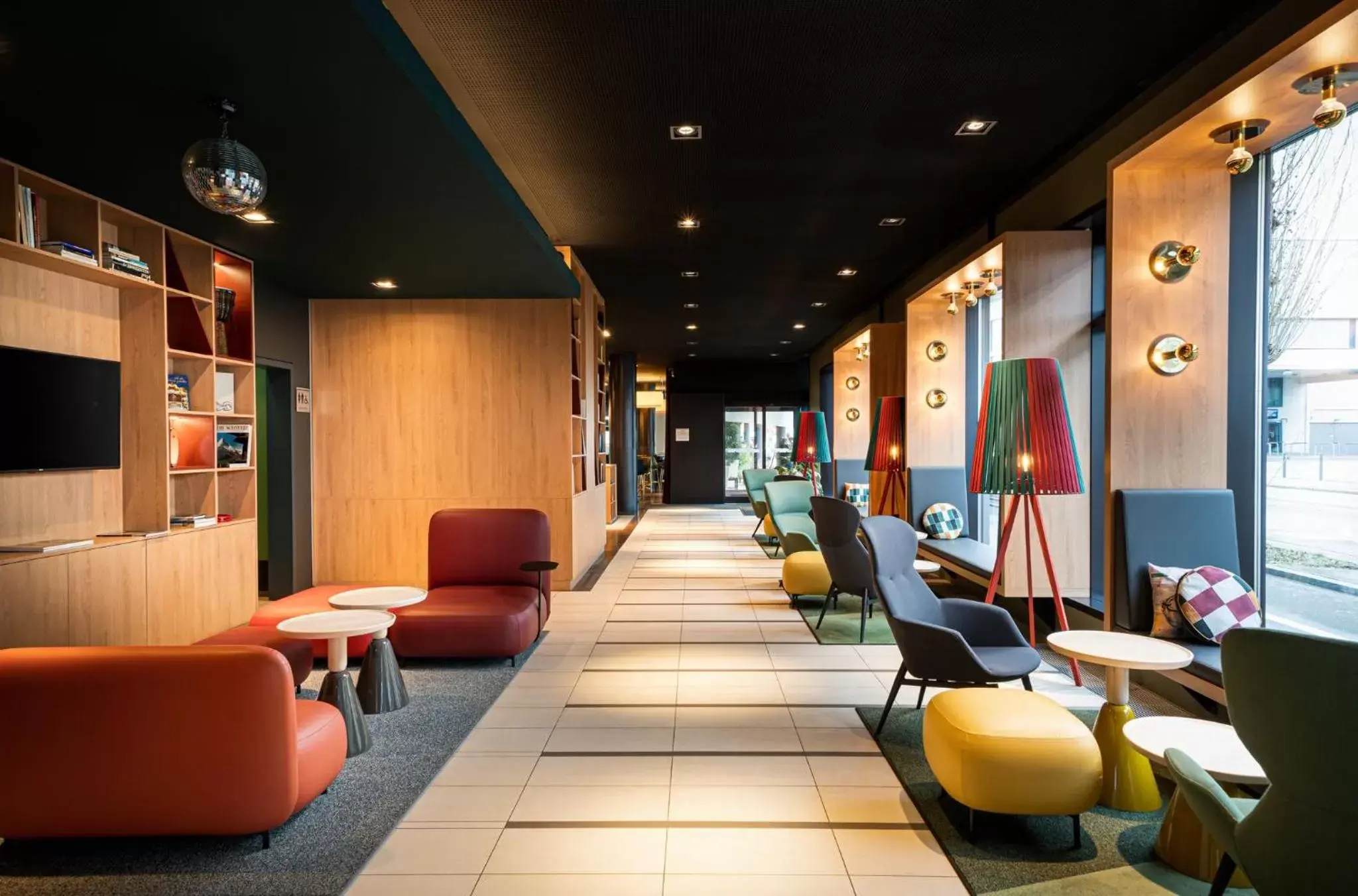 Property building, Lobby/Reception in Holiday Inn Zürich Messe, an IHG Hotel