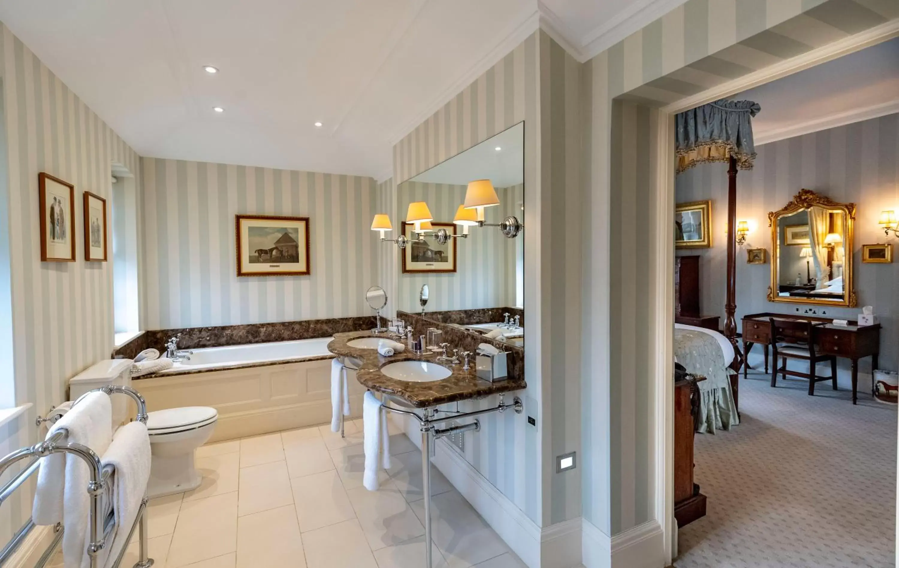 Bathroom, Restaurant/Places to Eat in The Jockey Club Rooms