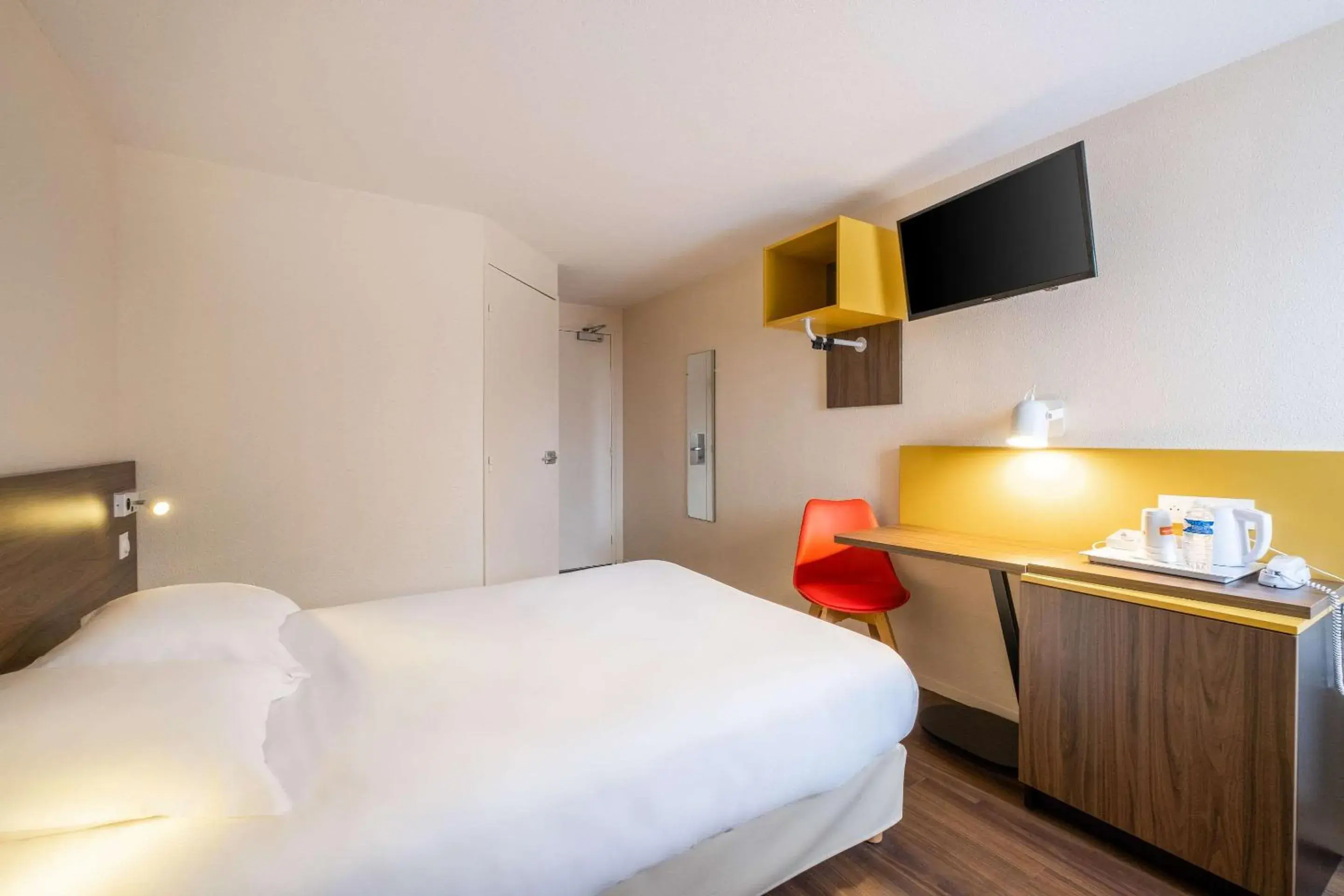 Photo of the whole room, Bed in Comfort Hotel Lille Lomme