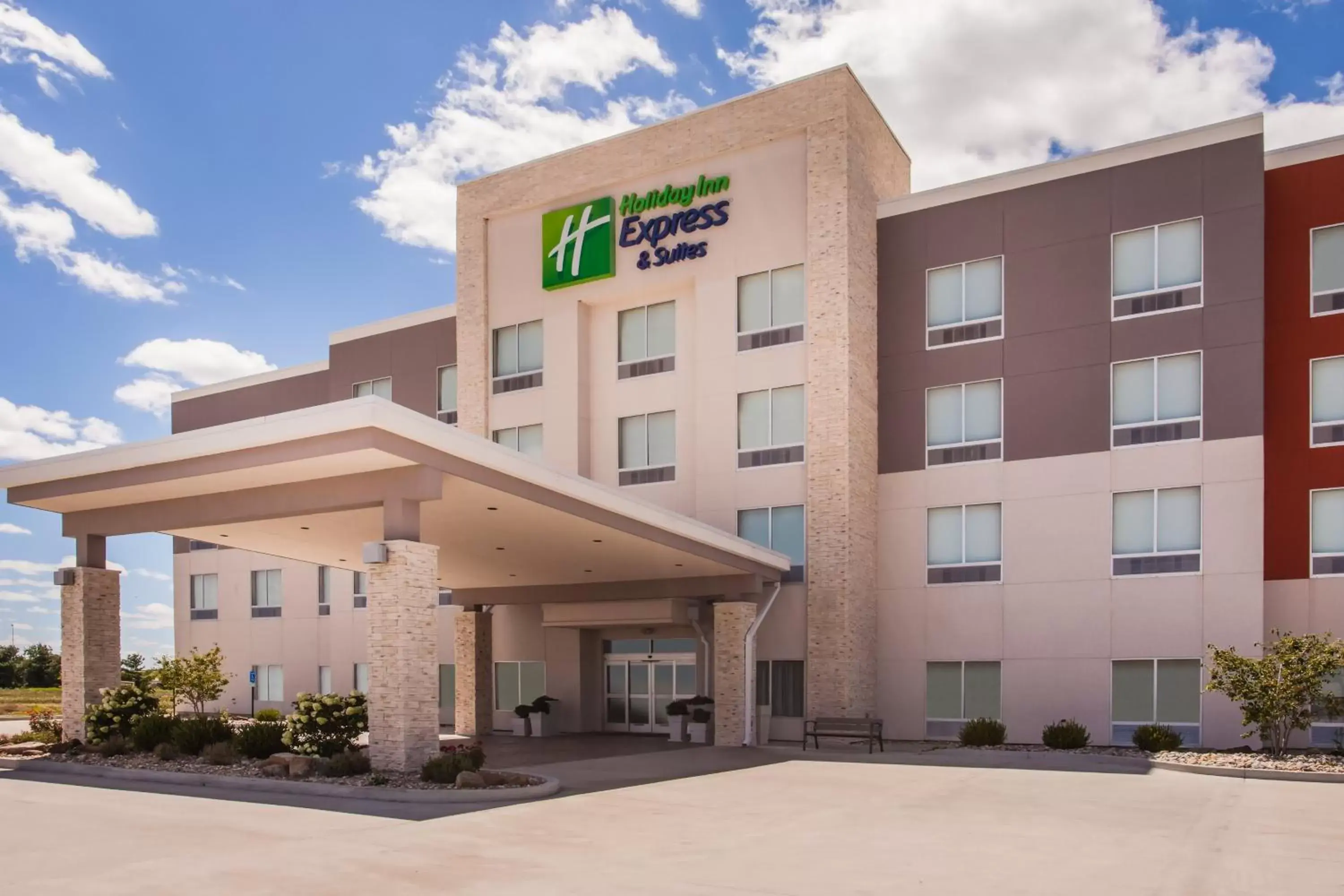 Property Building in Holiday Inn Express & Suites Litchfield, an IHG Hotel
