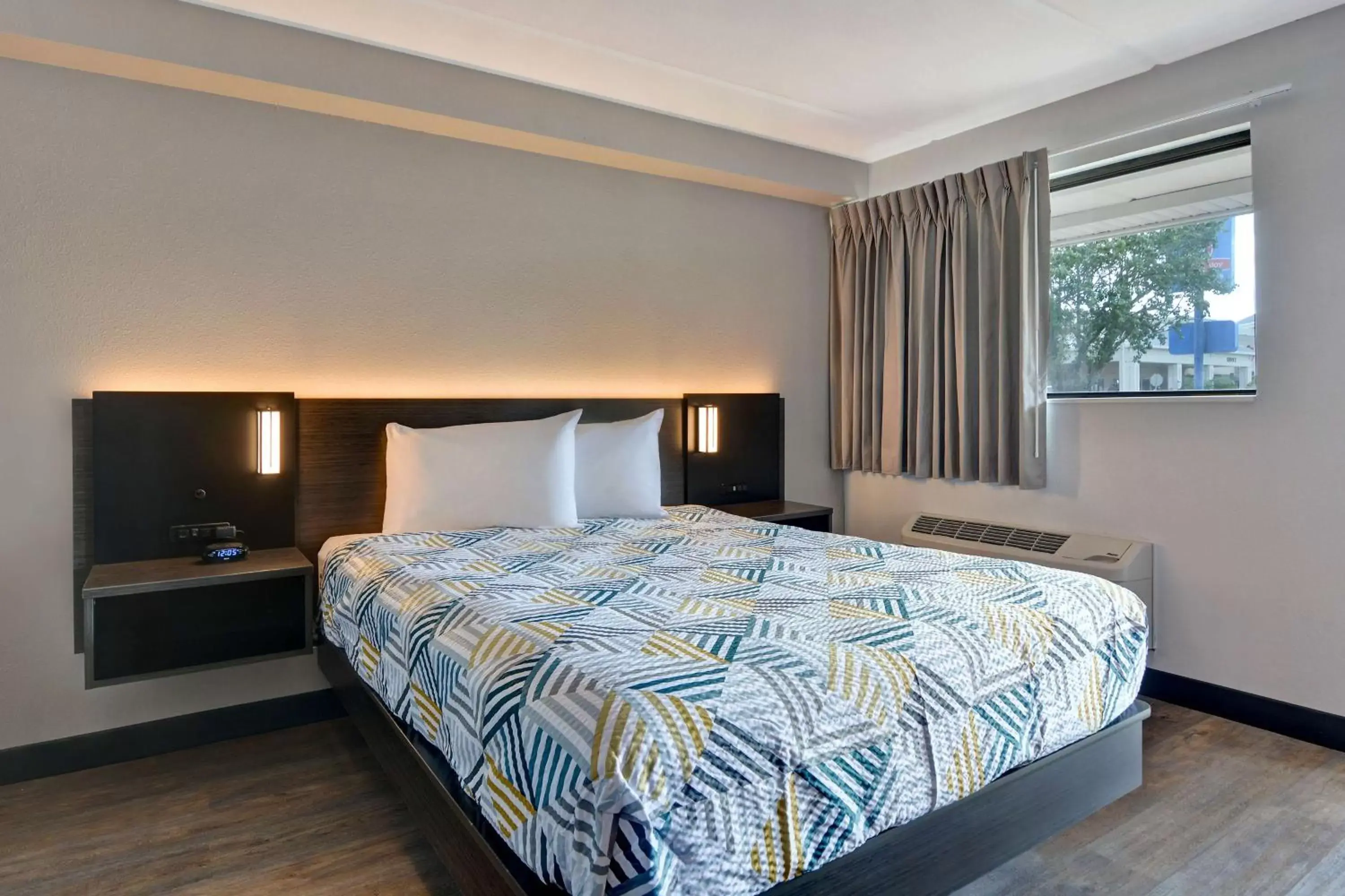 Photo of the whole room, Bed in Studio 6-Jacksonville, FL - Baymeadows Photo of the whole room, Bed in Studio 6-Jacksonville, FL - Baymeadows