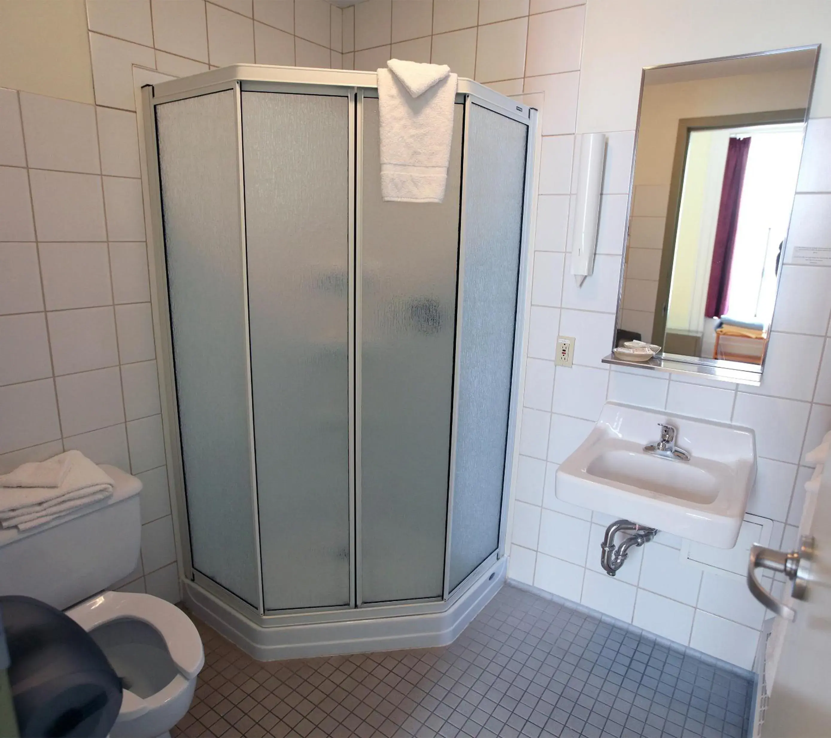 Bathroom in Auberge Internationale de Quebec - HI CANADA