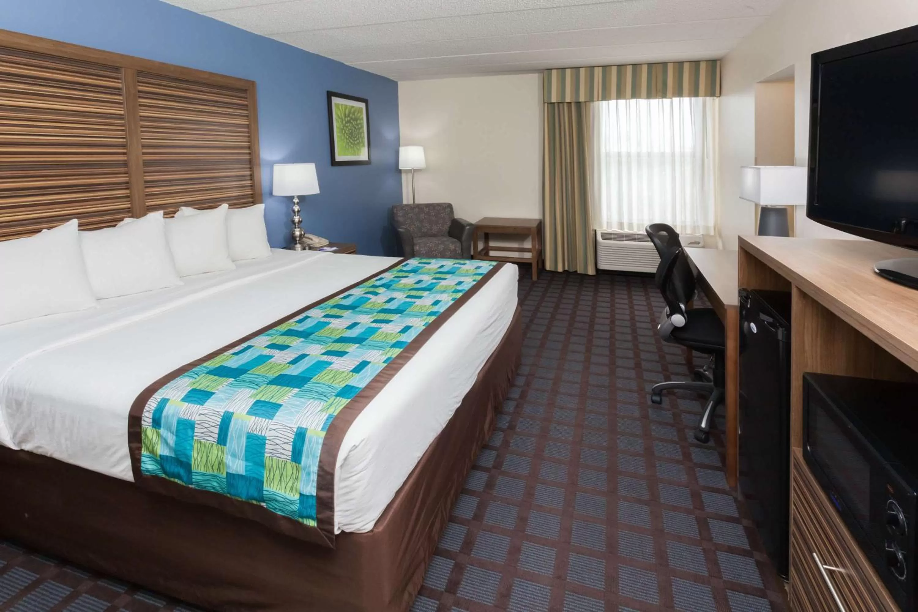 King Suite with Sofa Bed and Whirlpool in Best Western Fishers Indianapolis Area