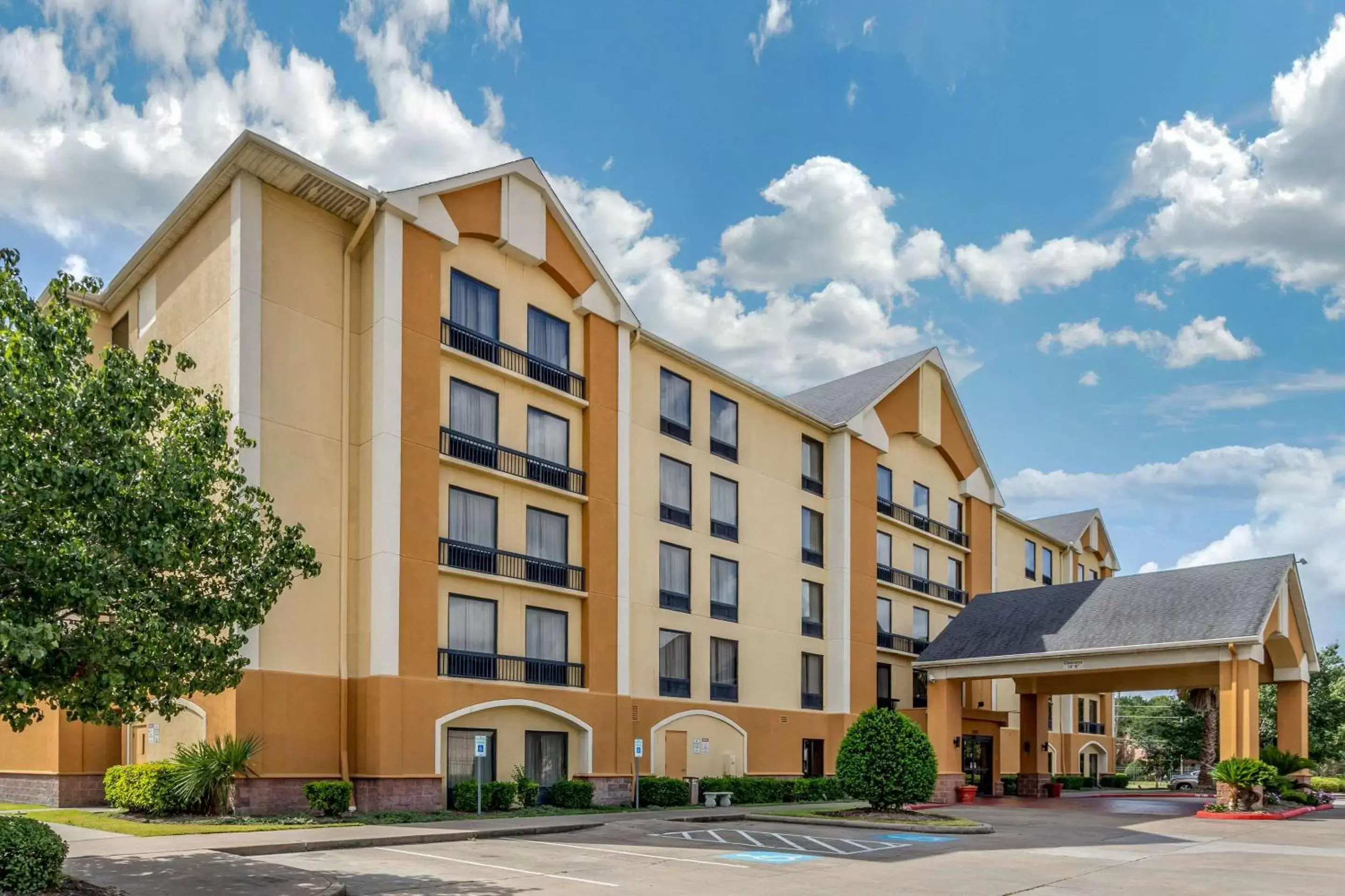 Property Building in Comfort Inn 290/NW