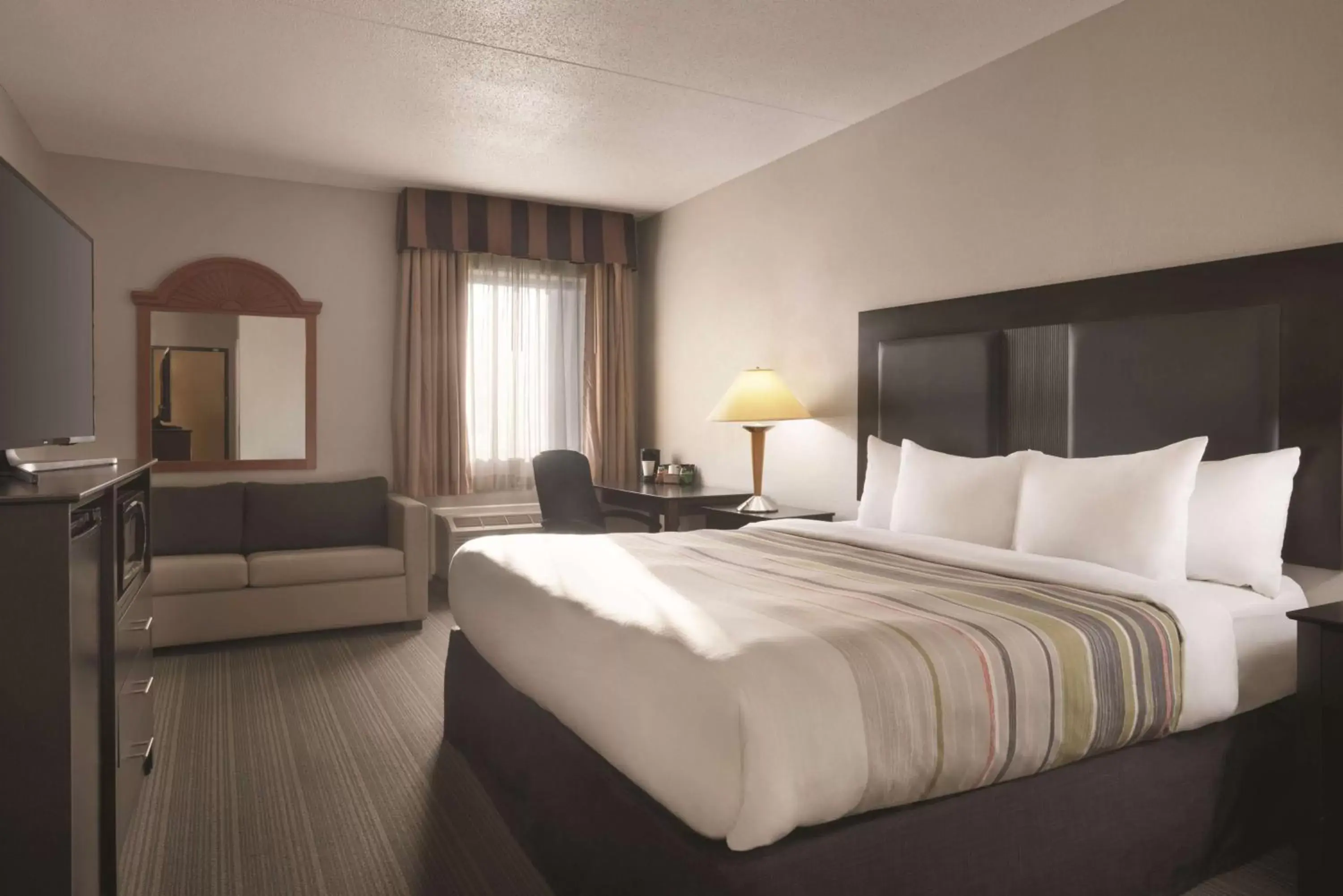 Photo of the whole room, Bed in Country Inn & Suites by Radisson, Indianapolis East, IN