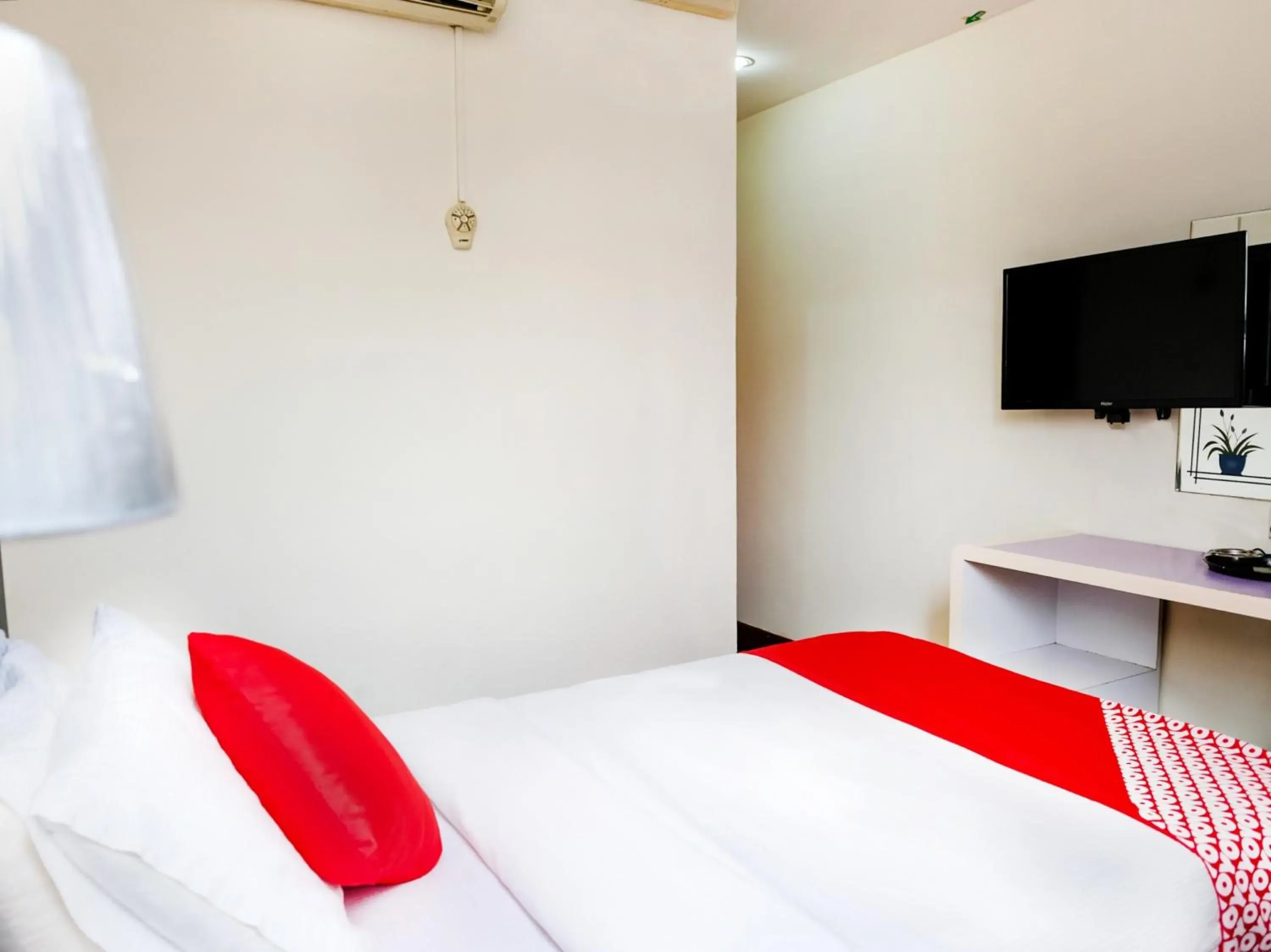 Bedroom, Bed in Super OYO 546 Grand City Hotel