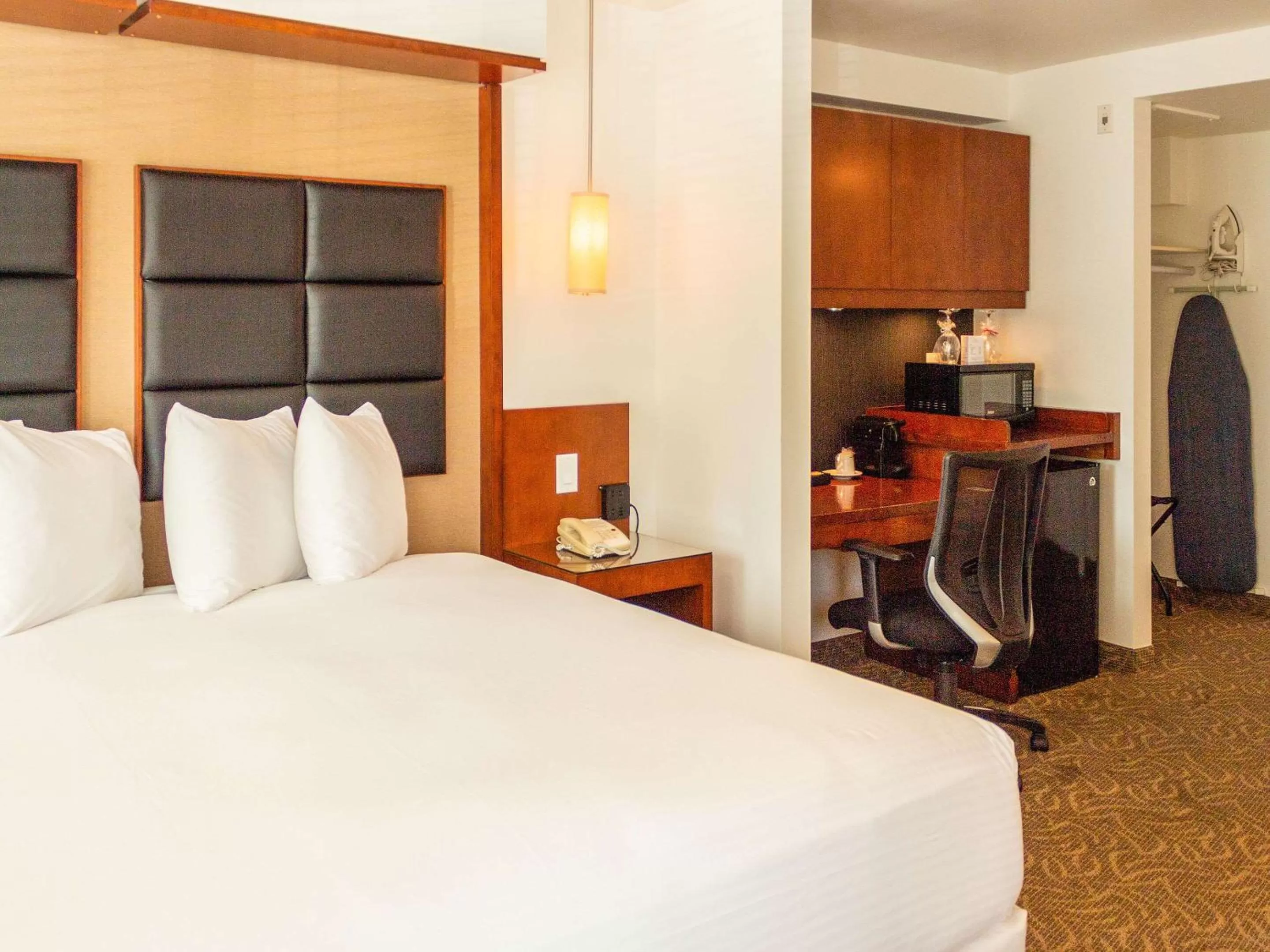 Photo of the whole room, Bed in Hotel Penticton, Ascend Hotel Collection