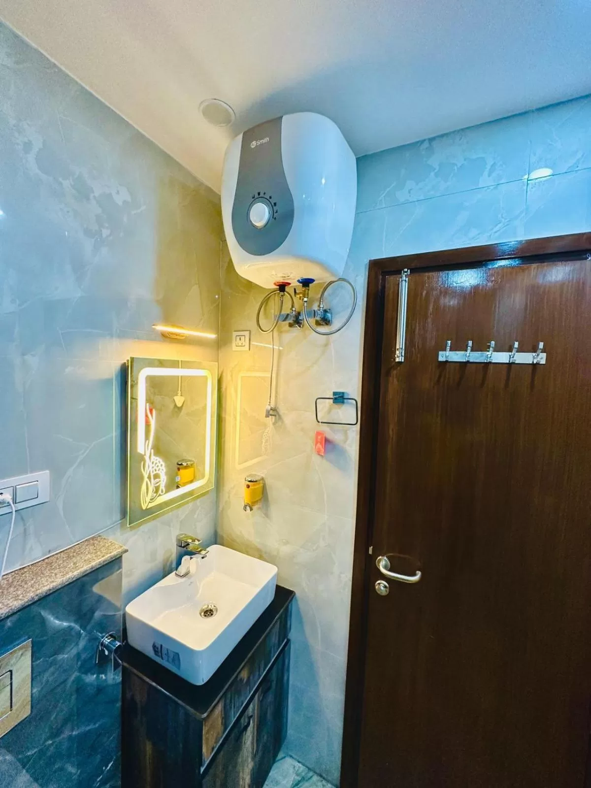 Family Suite in Frankstay By Hotel SAMRAT RESIDENCY 10 Mints Walking Distance Nizamuddin Railway Station