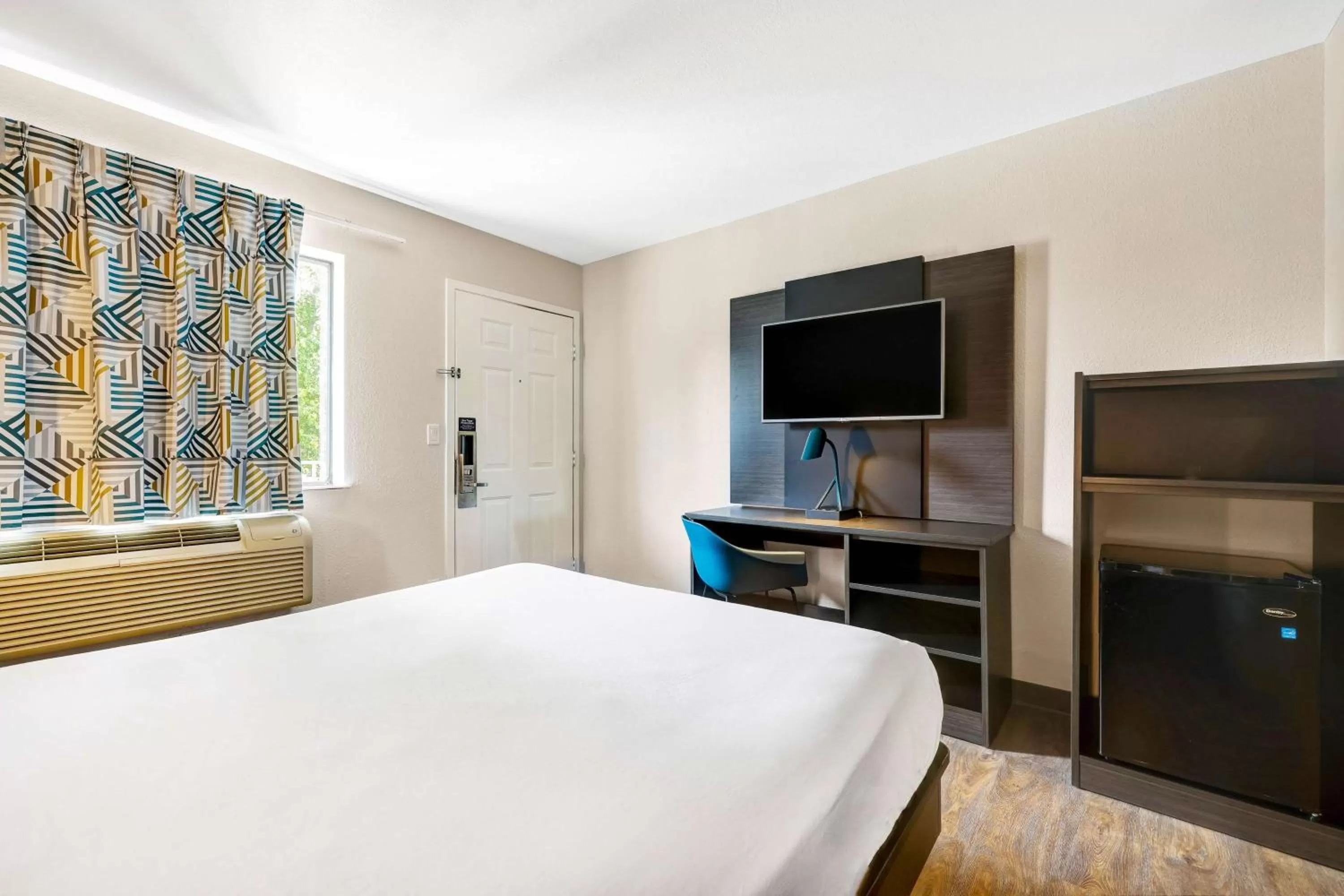 Photo of the whole room, Bed in Motel 6-Kirkland, WA - North Kirkland