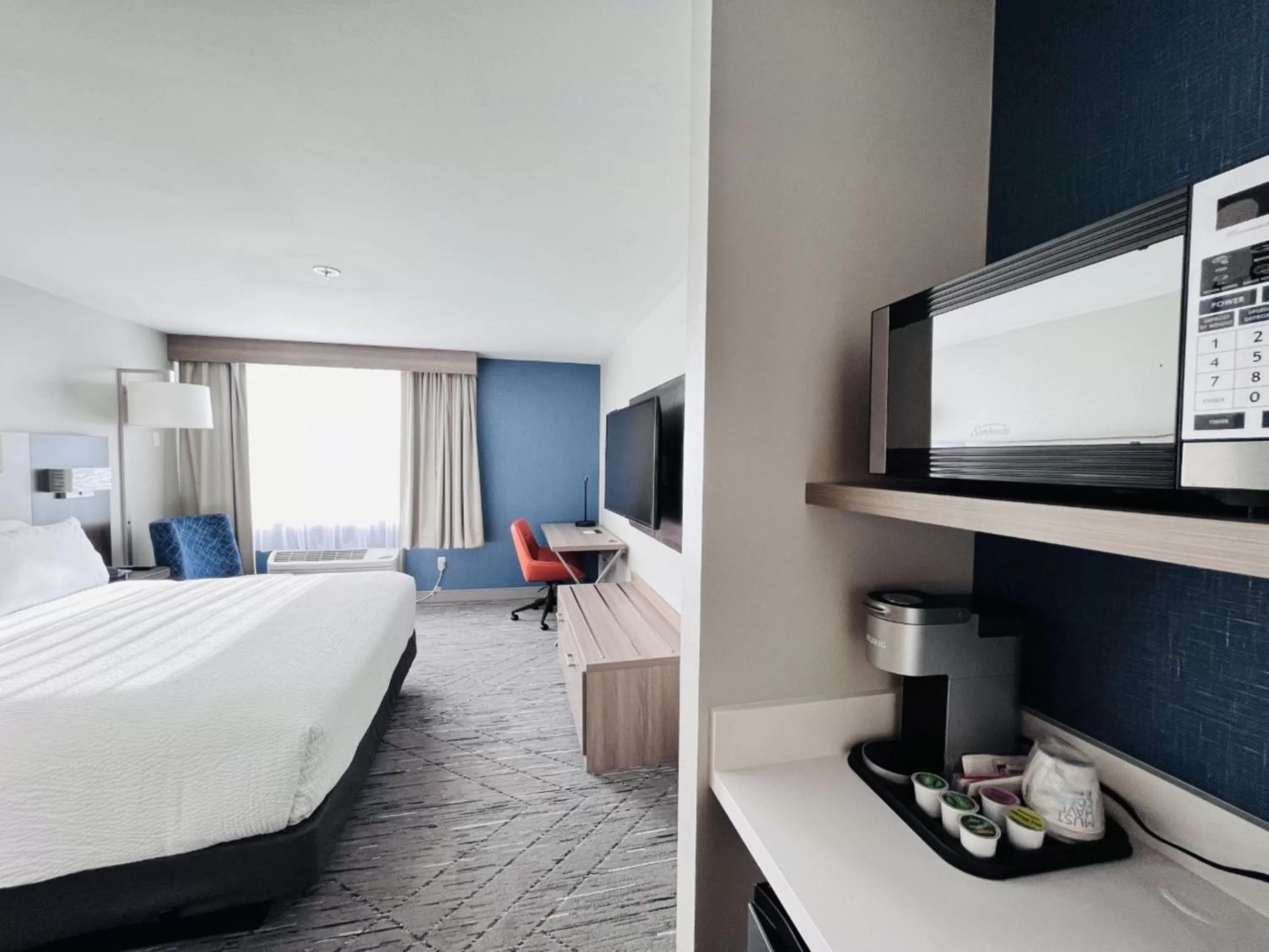 Photo of the whole room in Holiday Inn Express Federal Way - Seattle South, an IHG Hotel