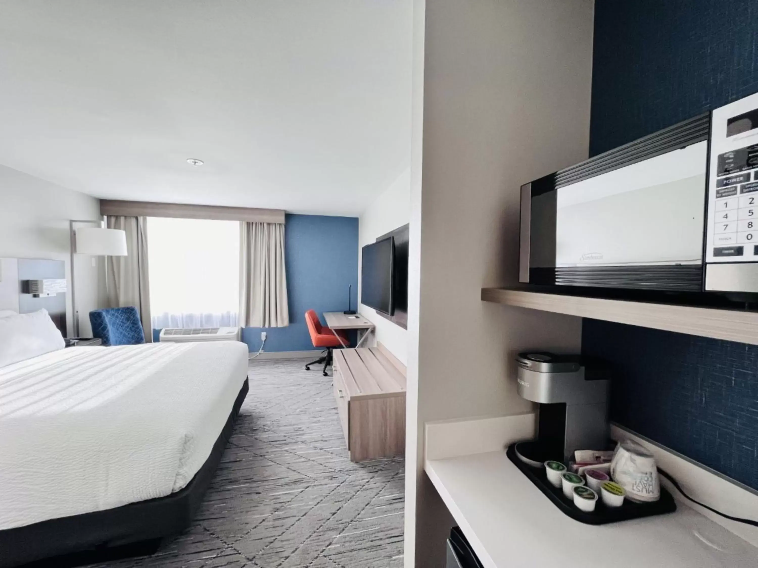 Photo of the whole room in Holiday Inn Express Federal Way - Seattle South, an IHG Hotel Photo of the whole room in Holiday Inn Express Federal Way - Seattle South, an IHG Hotel