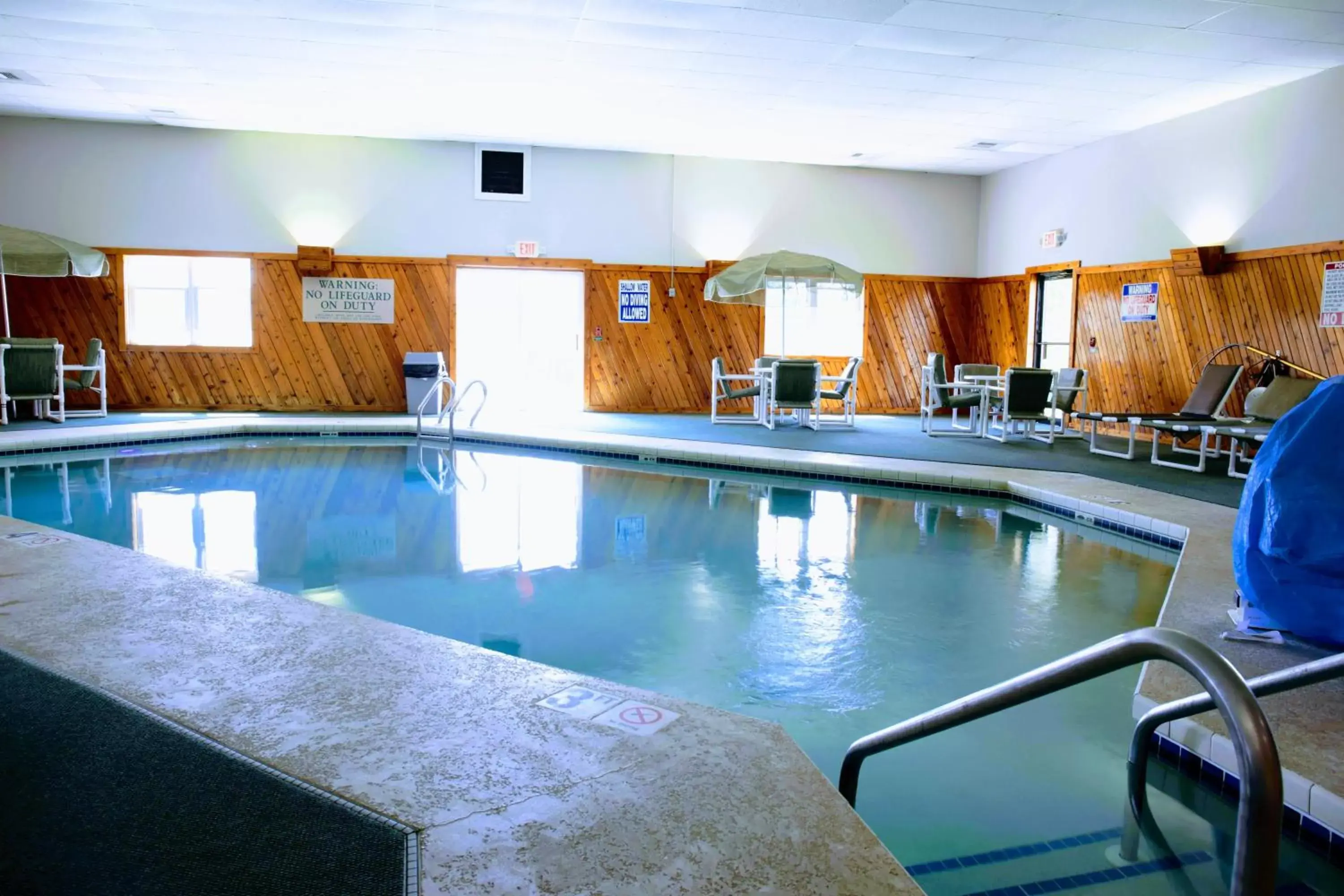 Pool view, Swimming Pool in Country Inn & Suites by Radisson, Sparta, WI