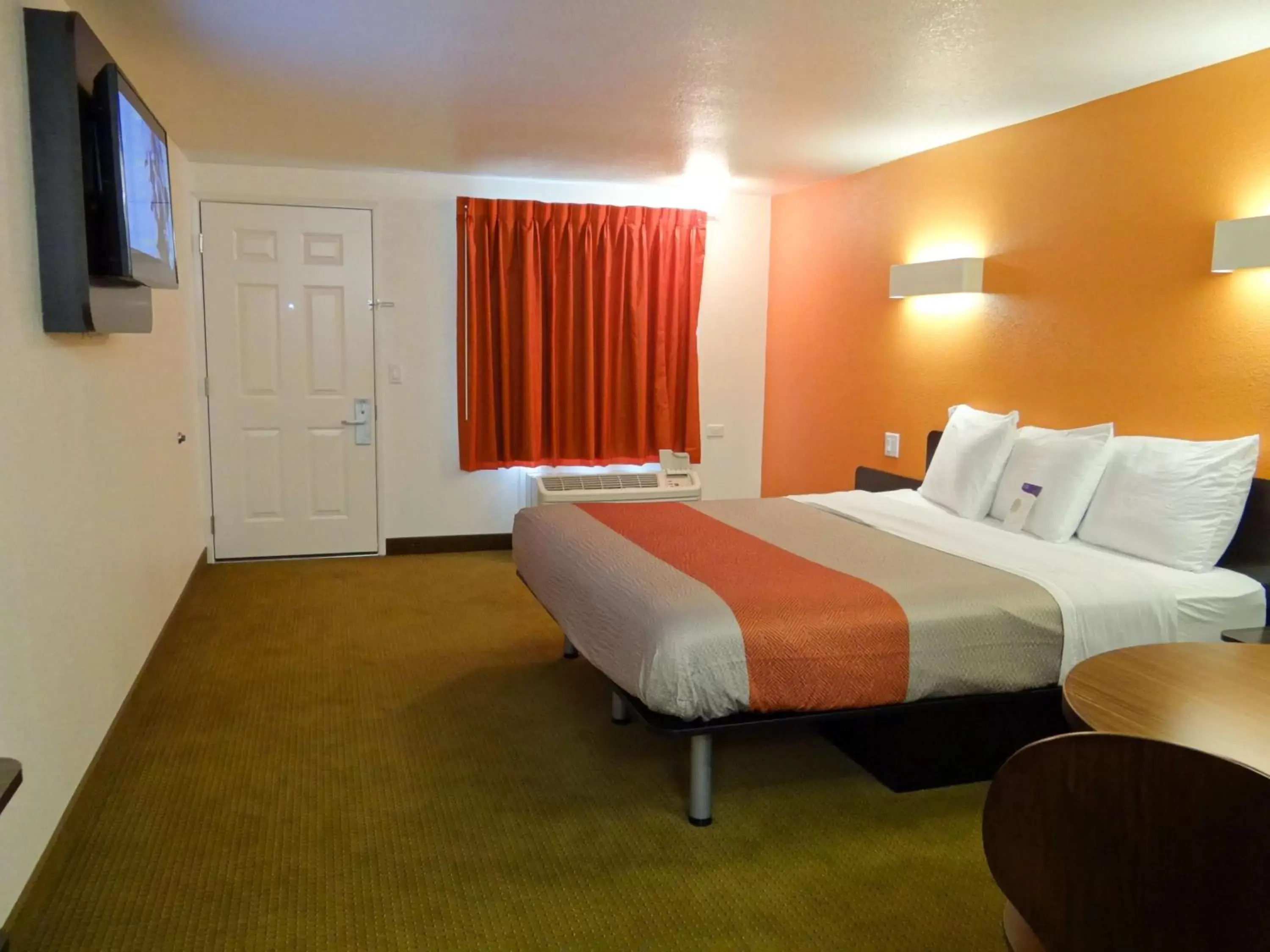 TV and multimedia, Room Photo in Motel 6-Erie, PA