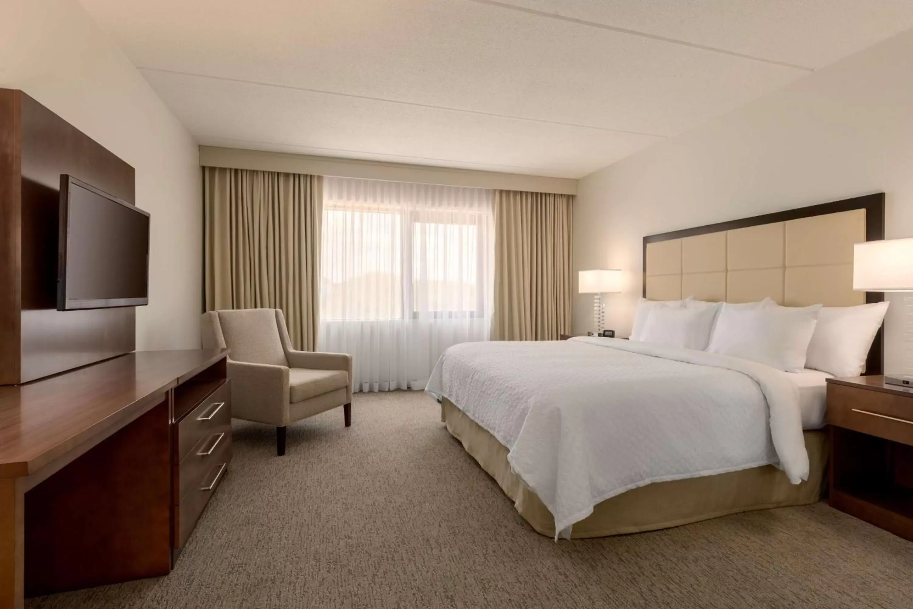 Bedroom, Bed in Embassy Suites by Hilton Milwaukee Brookfield