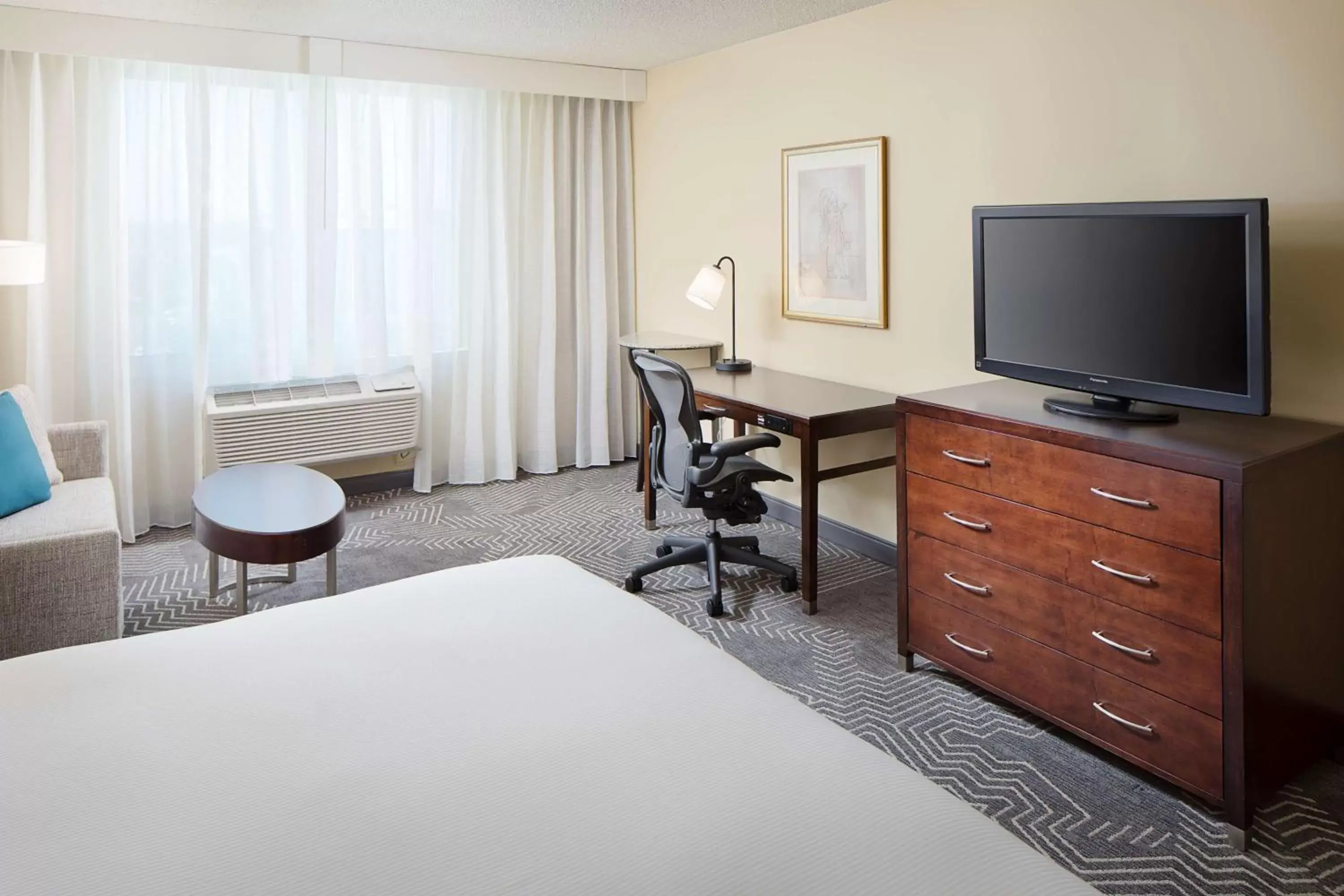 Bed, TV/Entertainment Center in DoubleTree by Hilton Los Angeles/Commerce