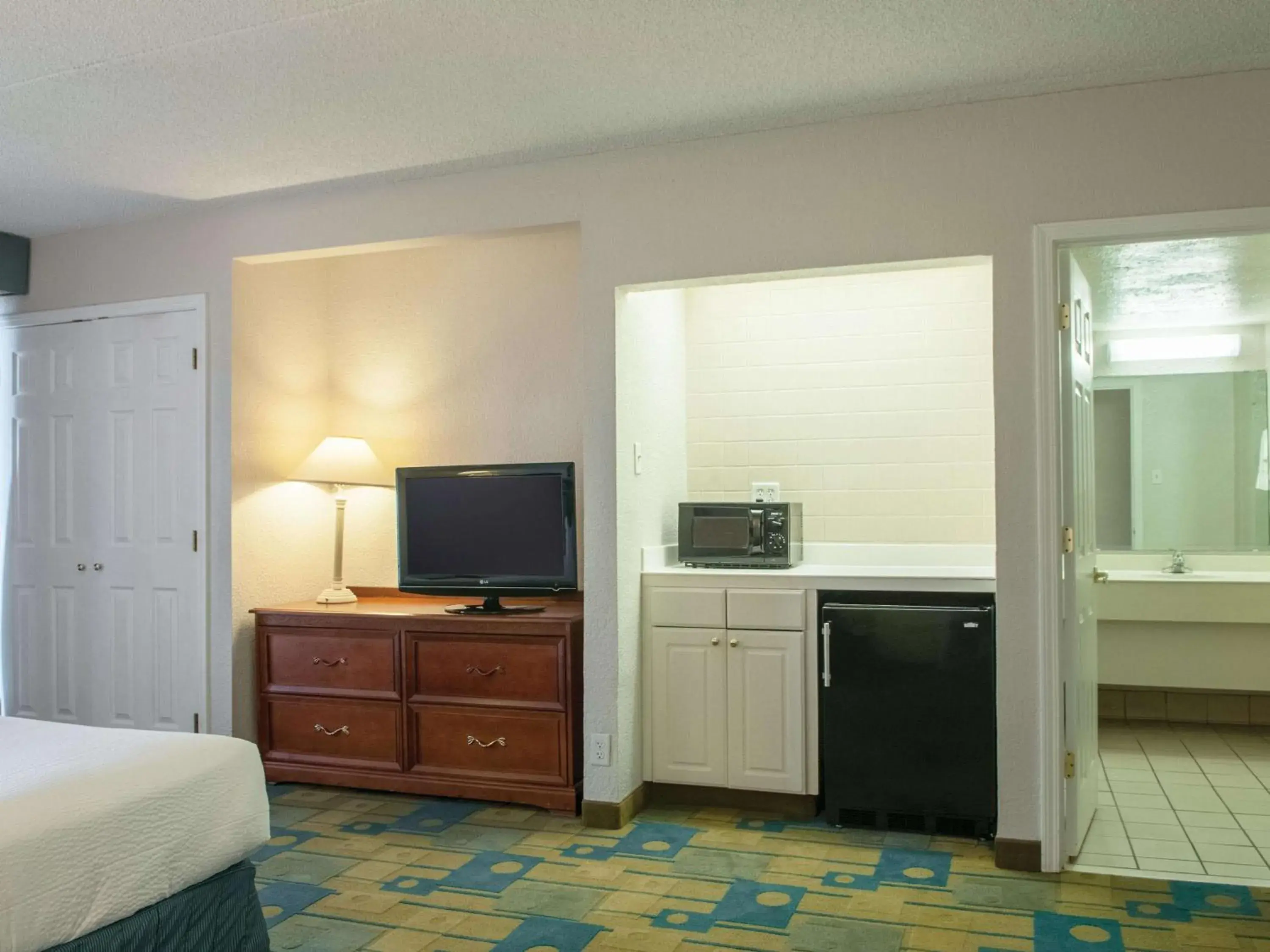 Photo of the whole room, TV/Entertainment Center in La Quinta Inn by Wyndham New Orleans Veterans / Metairie