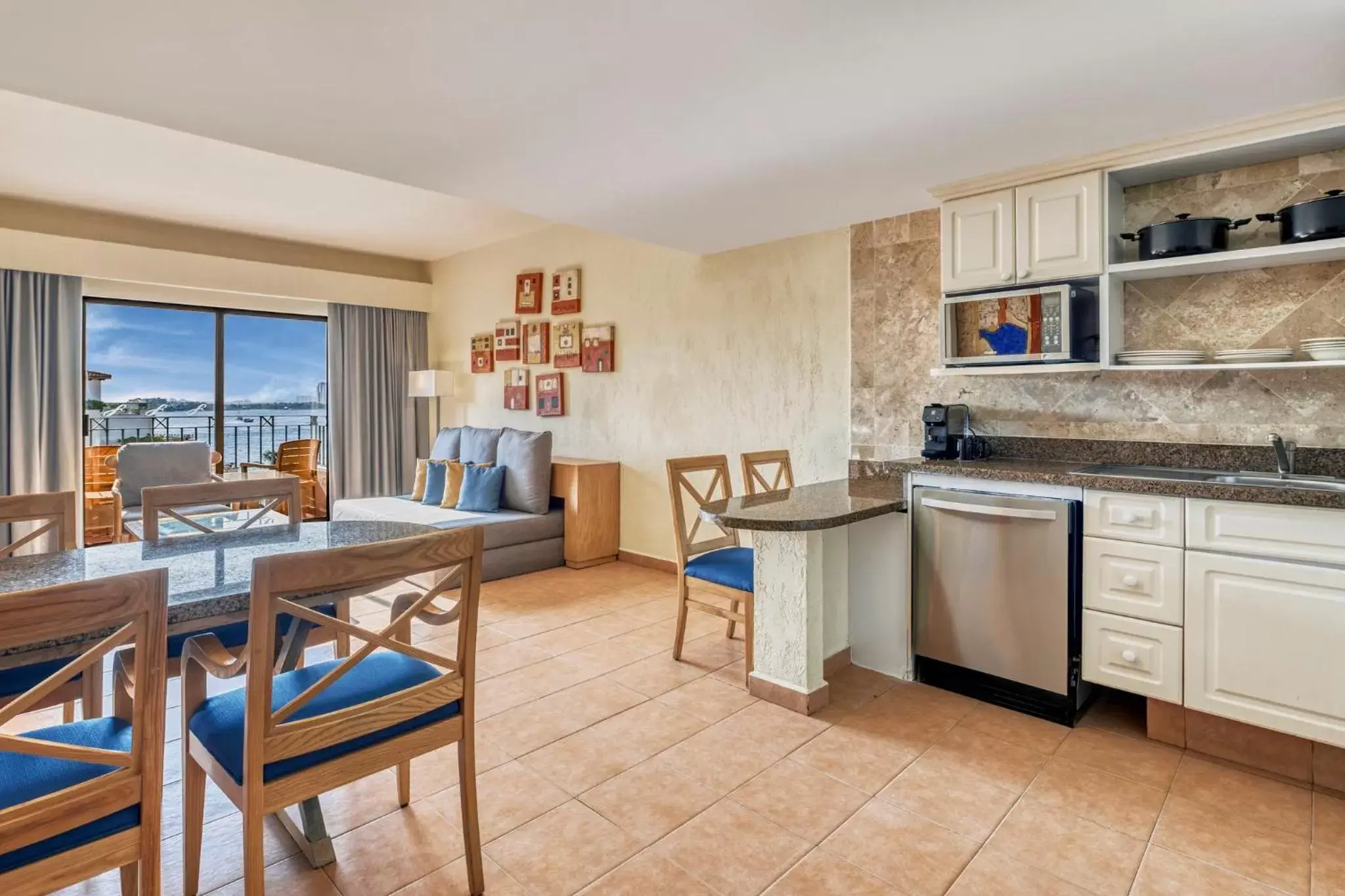 Bedroom, Kitchen/Kitchenette in Fiesta Americana Cancun Villas