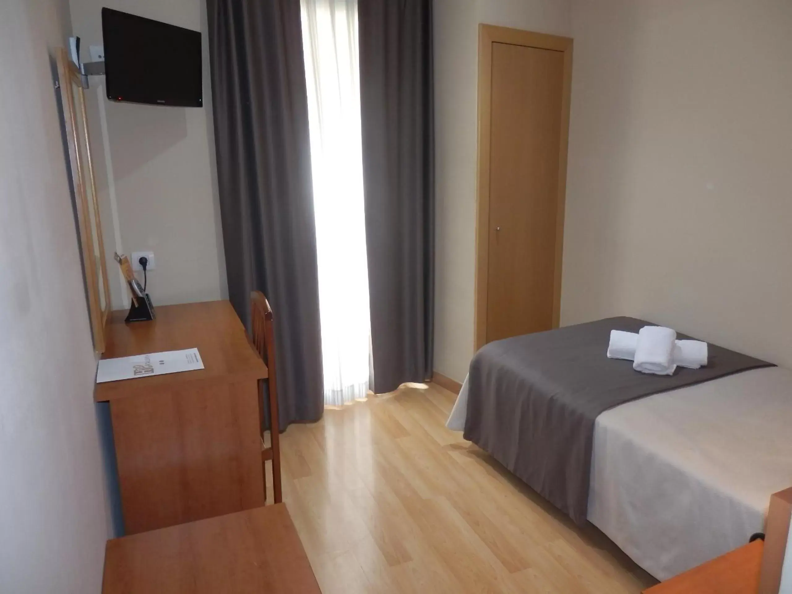 Photo of the whole room, Bed in Catalunya