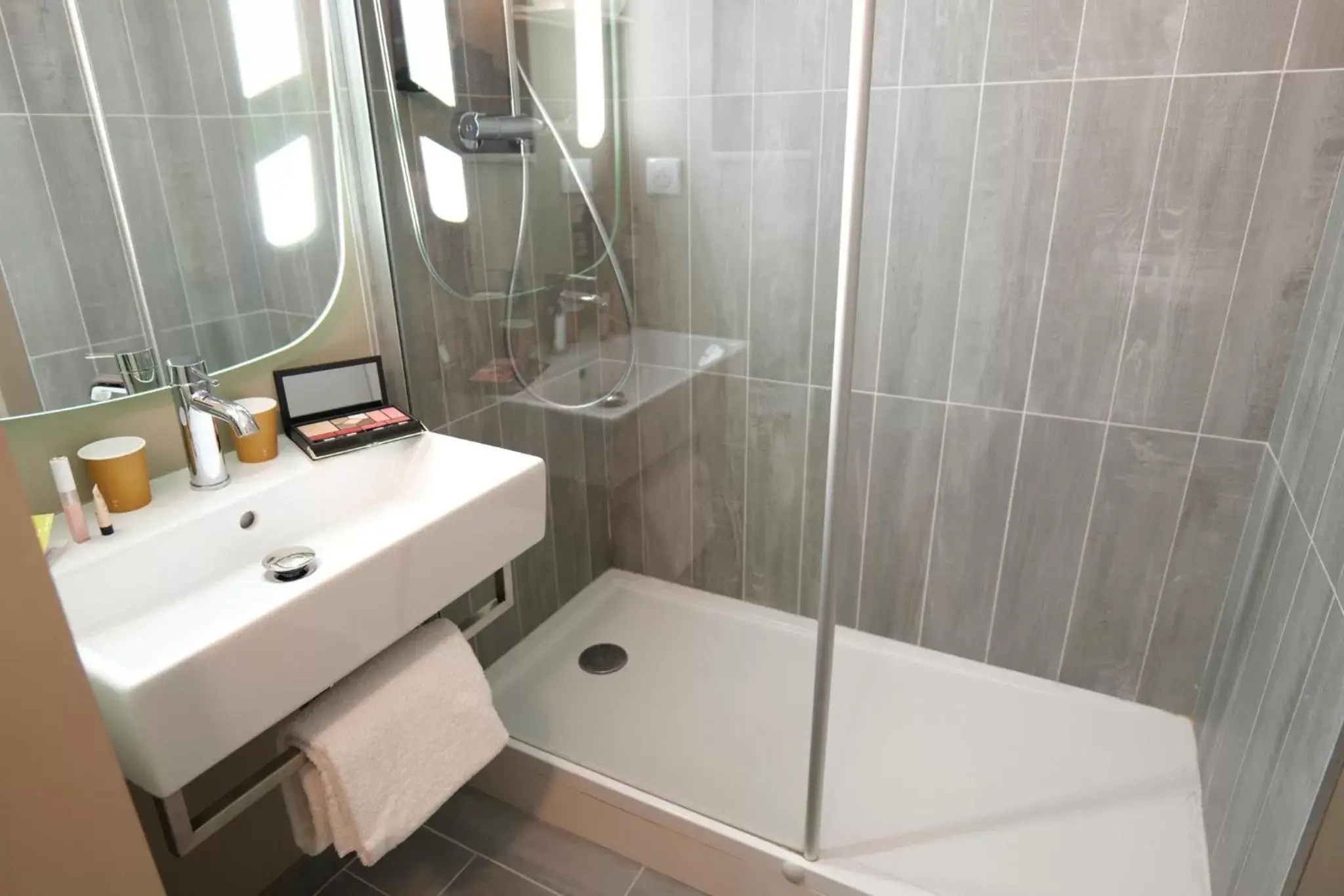 Shower, Bathroom in ibis Moulins