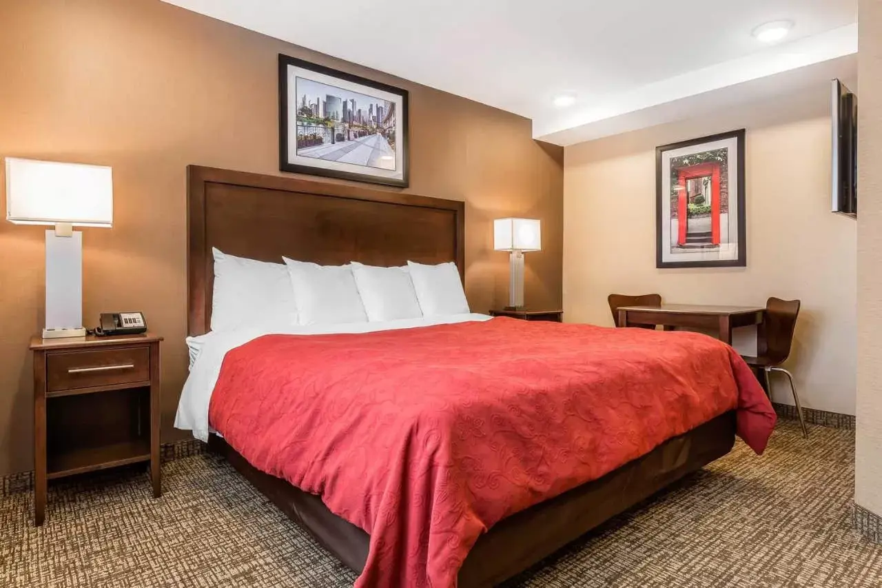Bedroom, Bed in Rodeway Inn Chicago-Evanston