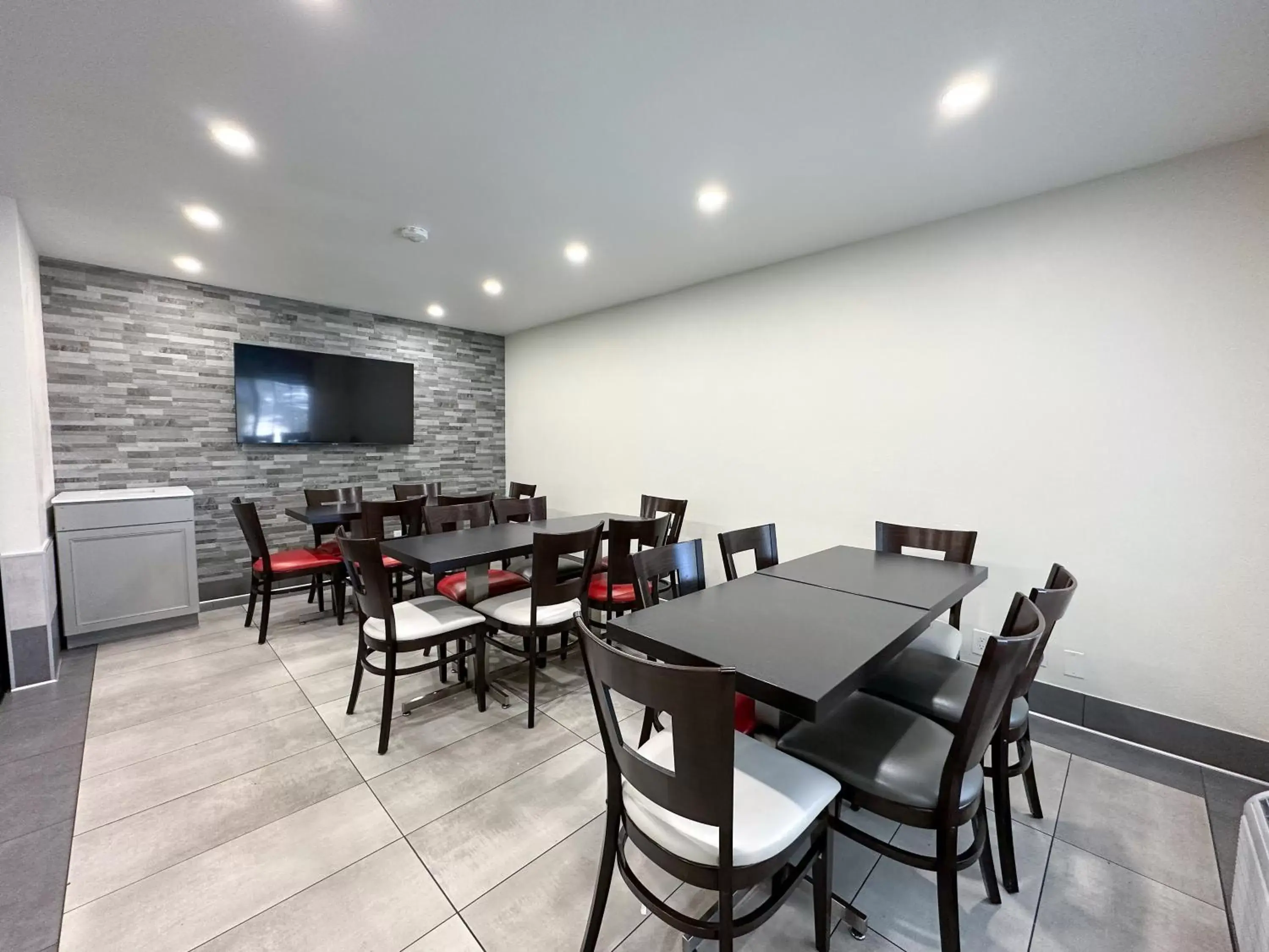 Meeting/conference room, Restaurant/Places to Eat in Ramada by Wyndham Anaheim Convention Center