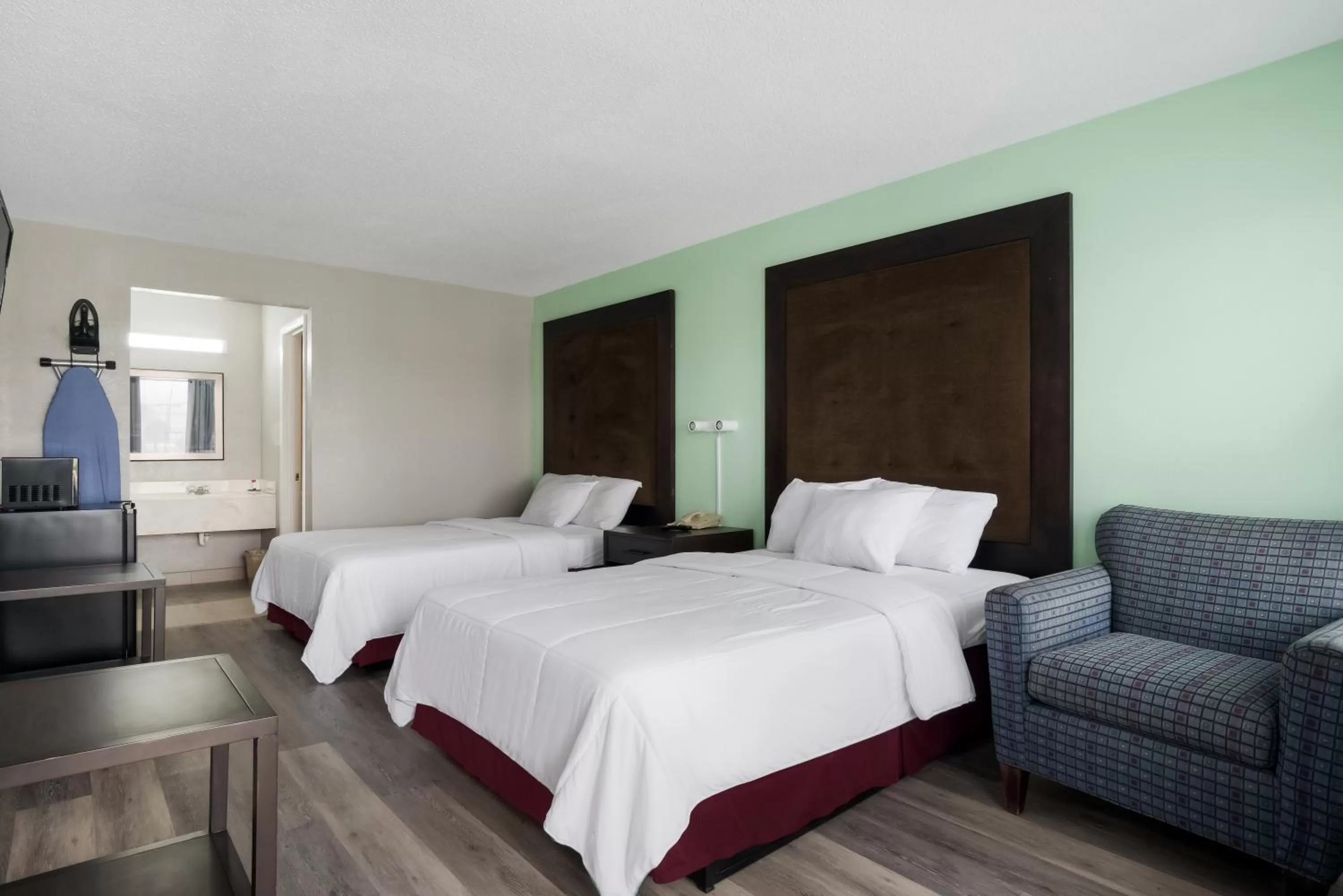 2 Double Beds Smoking in Americas Best Value Inn and Suites Blytheville by Sonesta