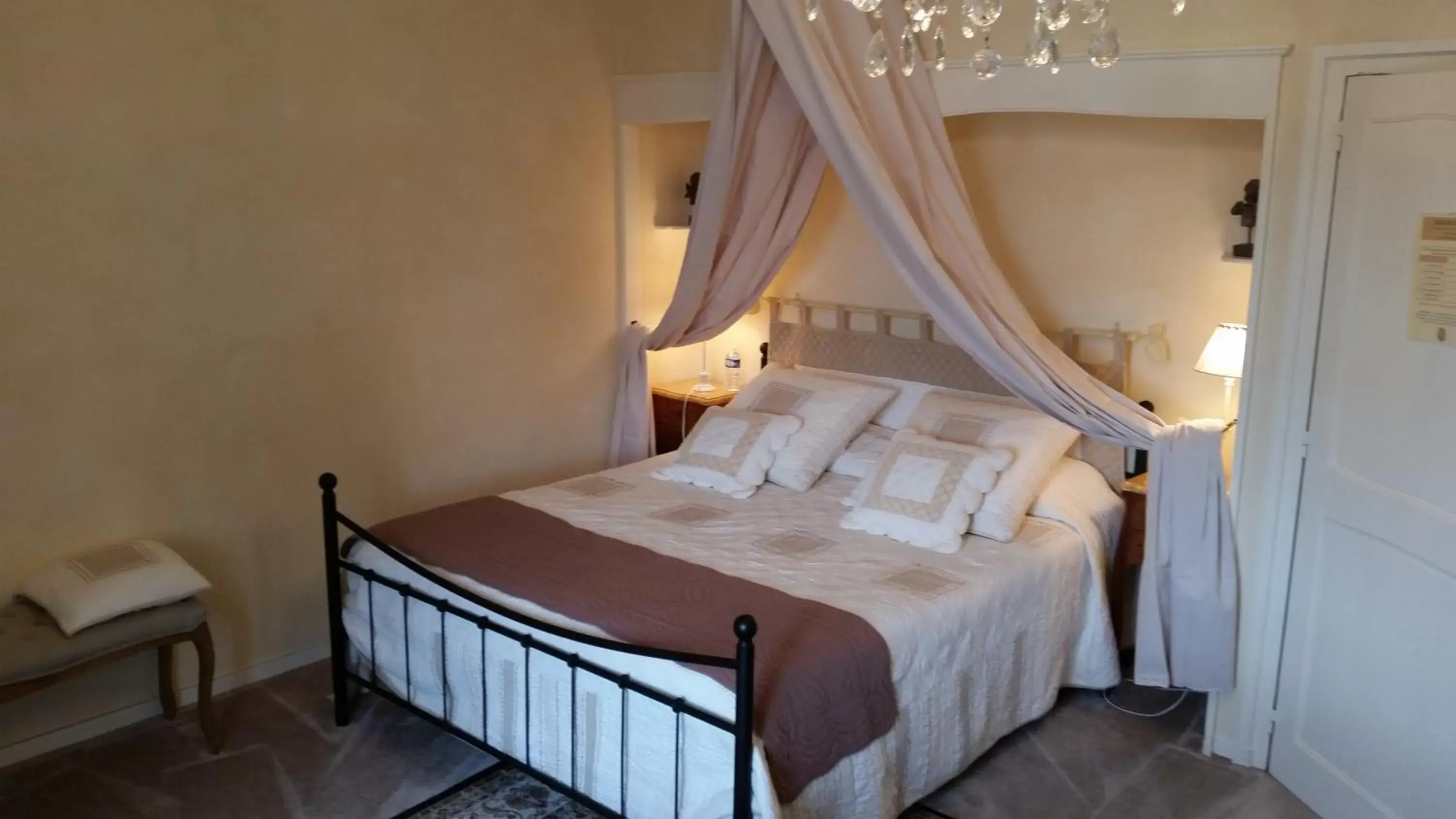 Photo of the whole room, Bed in Le Clos de La Muse