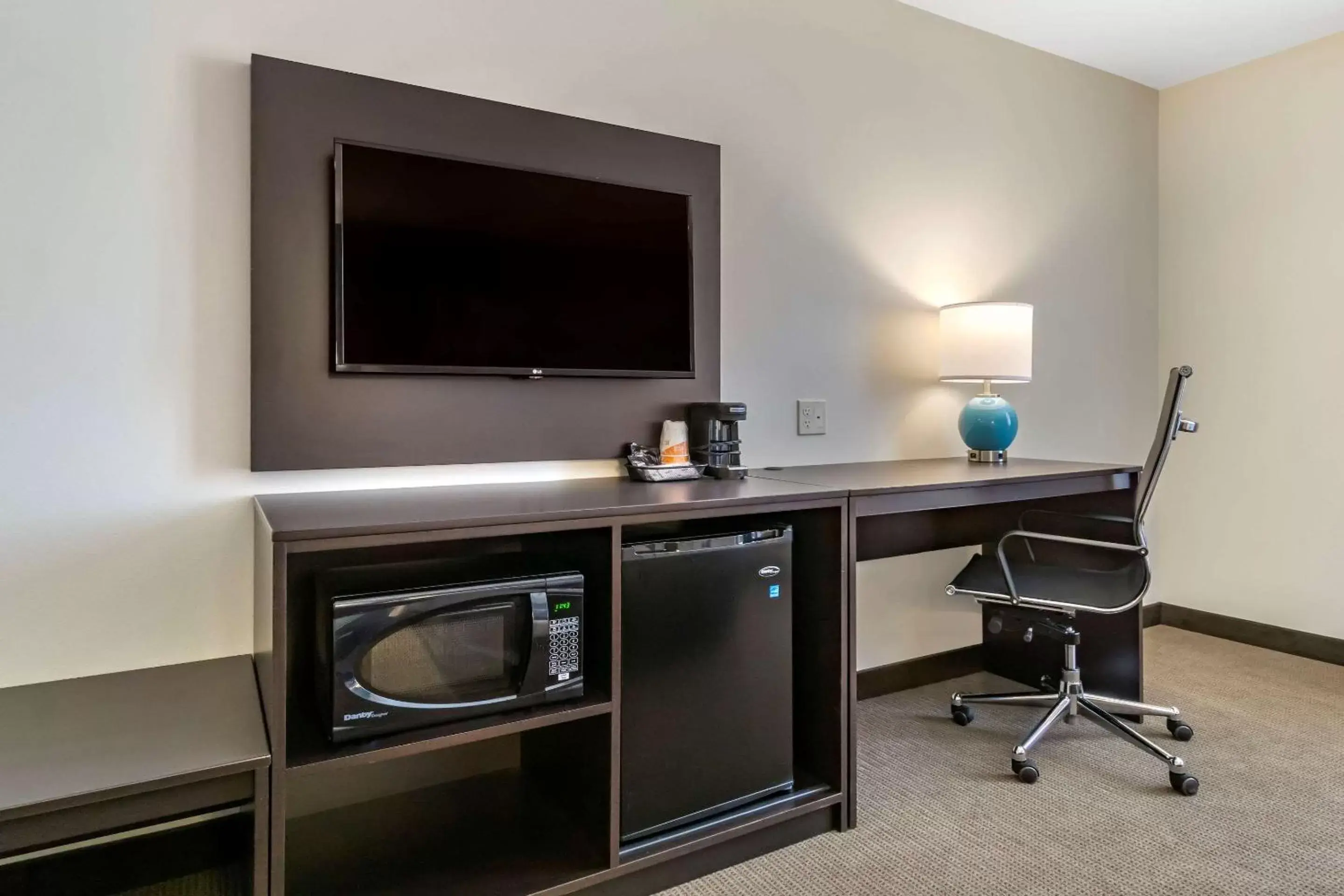 Photo of the whole room, TV/Entertainment Center in Sleep Inn & Suites Wenatchee-Leavenworth