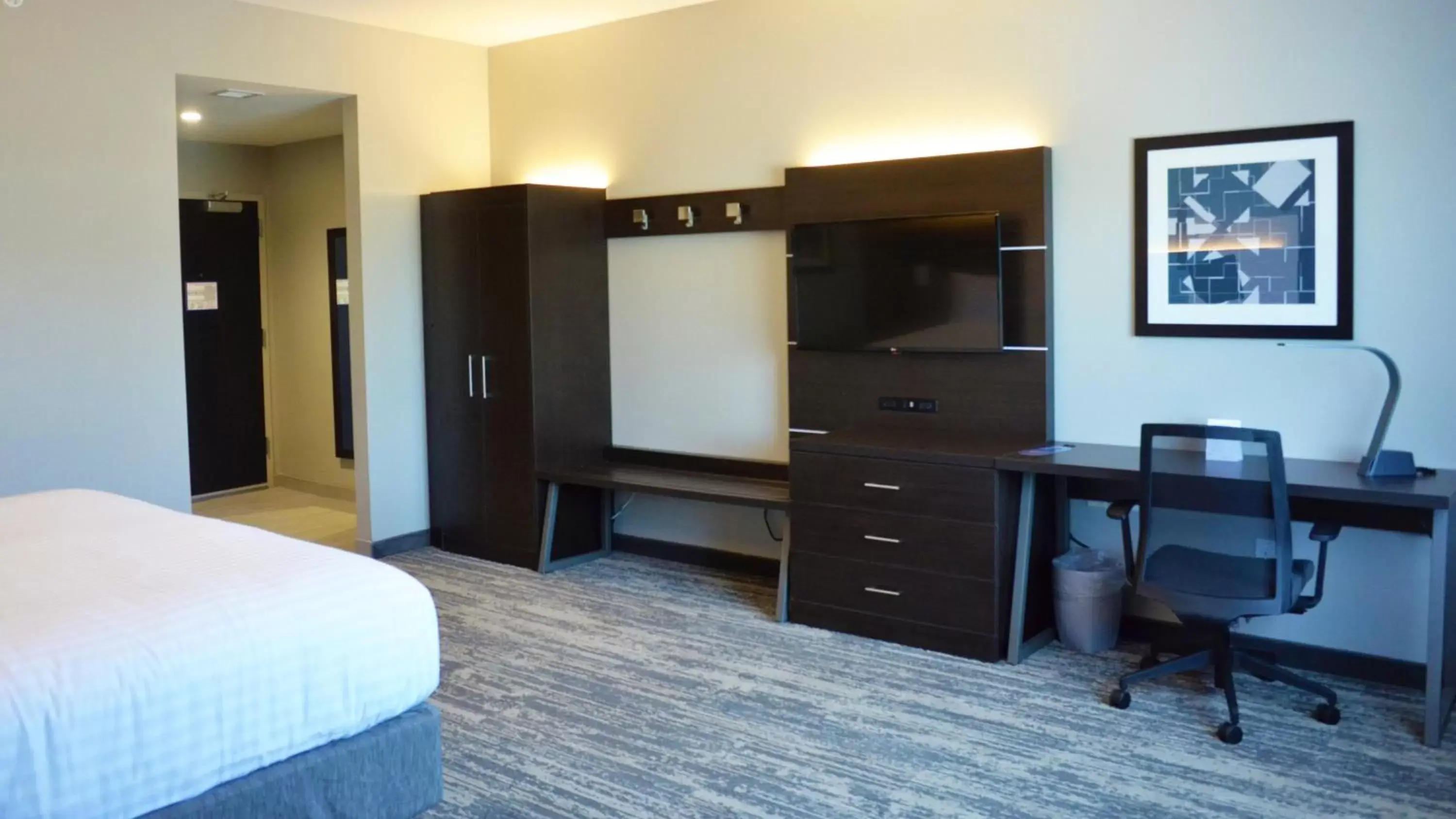 Photo of the whole room, TV/Entertainment Center in Holiday Inn Express & Suites - Jacksonville W - I295 and I10, an IHG Hotel