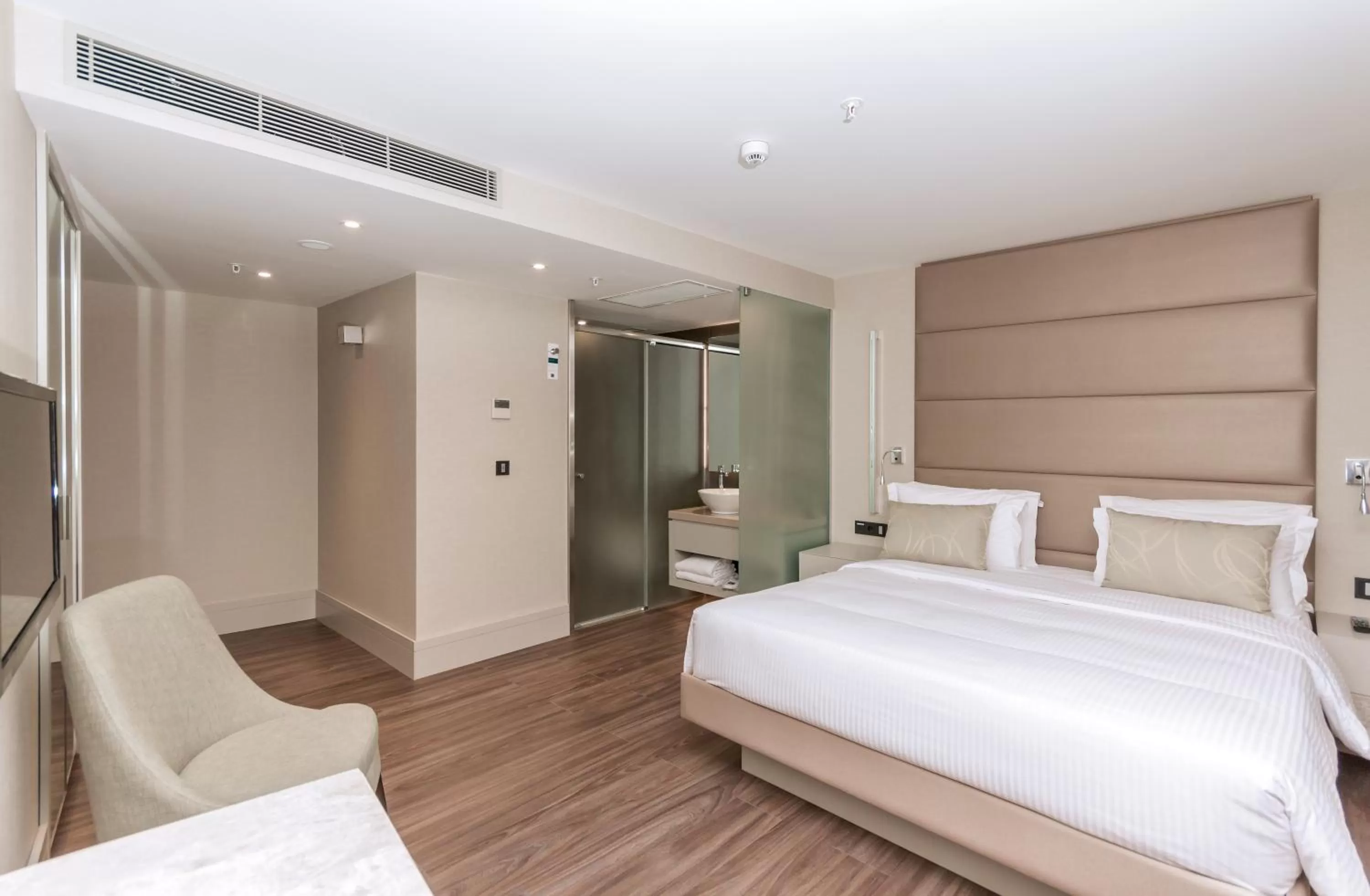 Photo of the whole room, Bed in AC Hotel Istanbul Macka