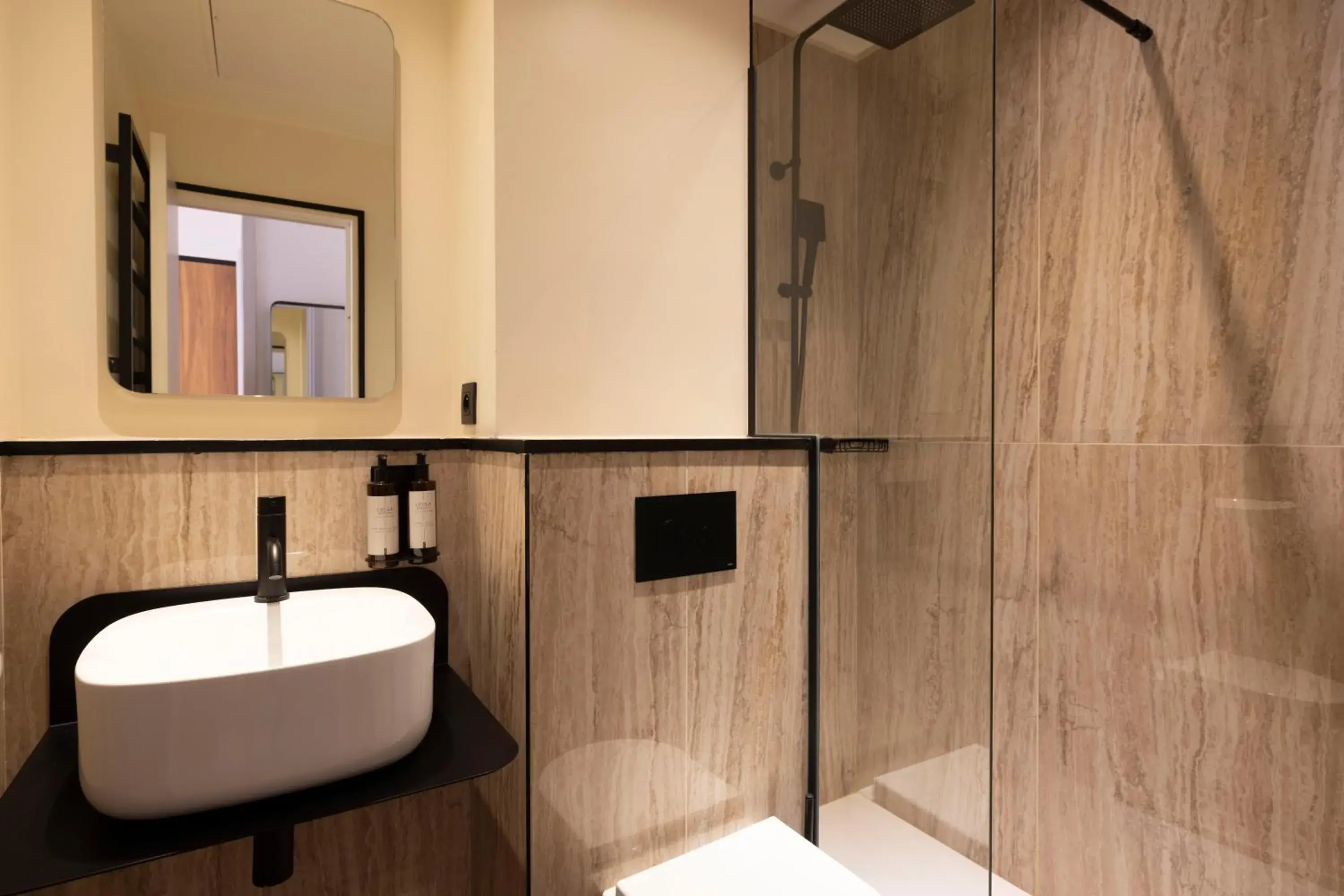 Toilet, Bathroom in Hôtel Toujours & Spa