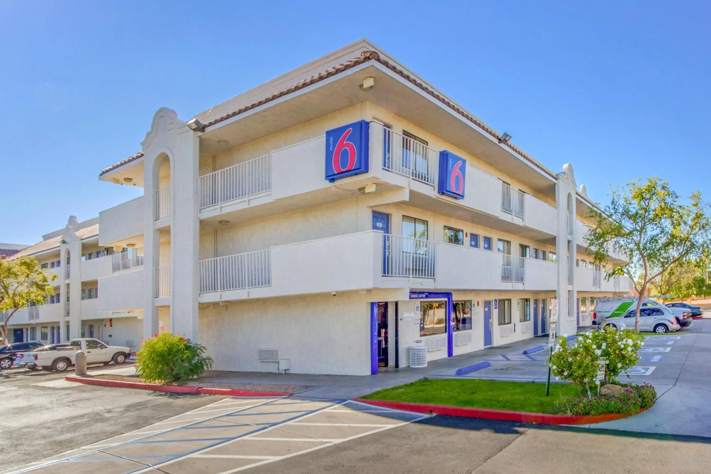 Facade/entrance, Property Building in Motel 6-Phoenix, AZ - West