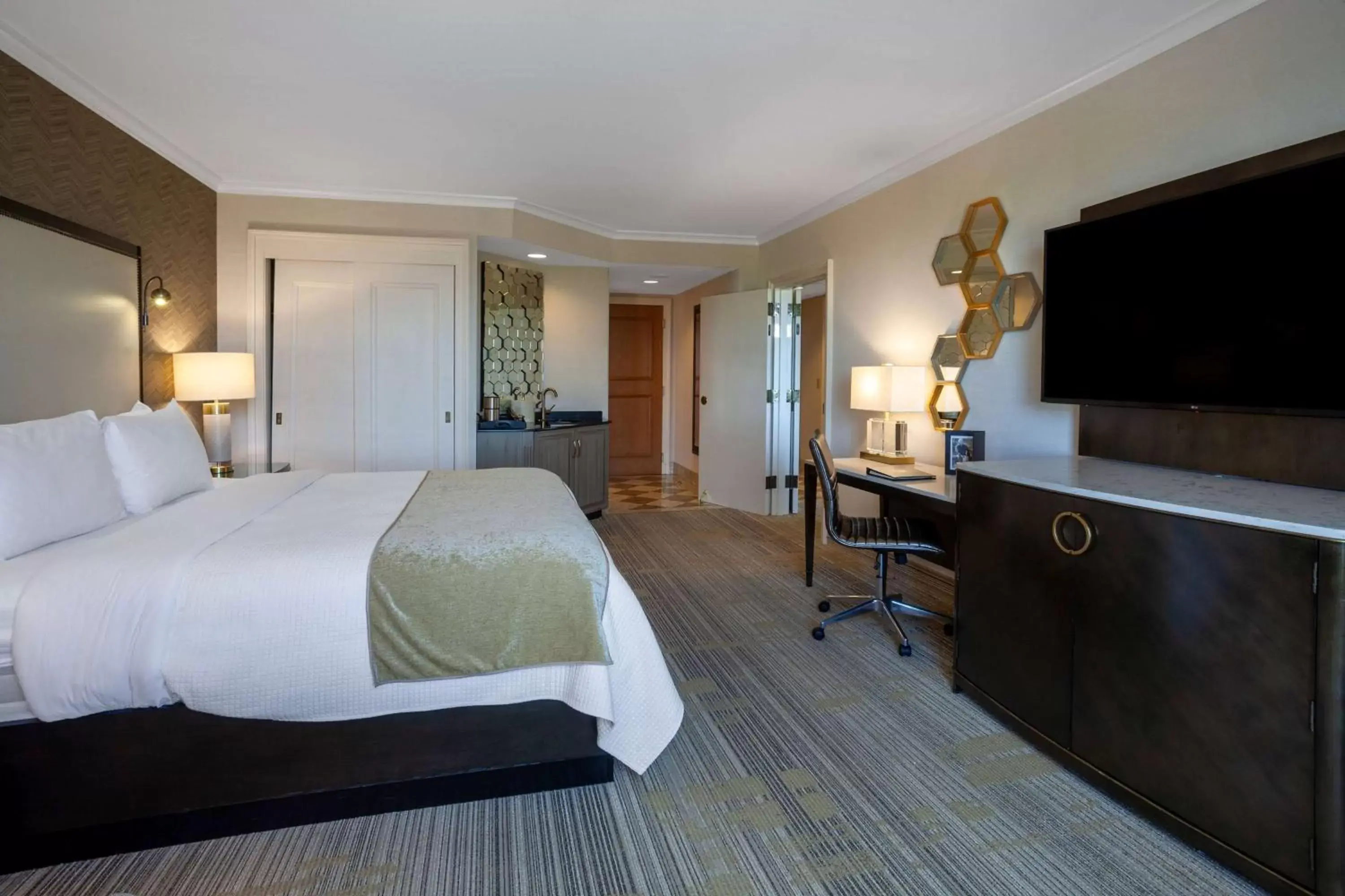 Bed, TV/Entertainment Center in Grandover Resort & Spa, a Wyndham Grand Hotel
