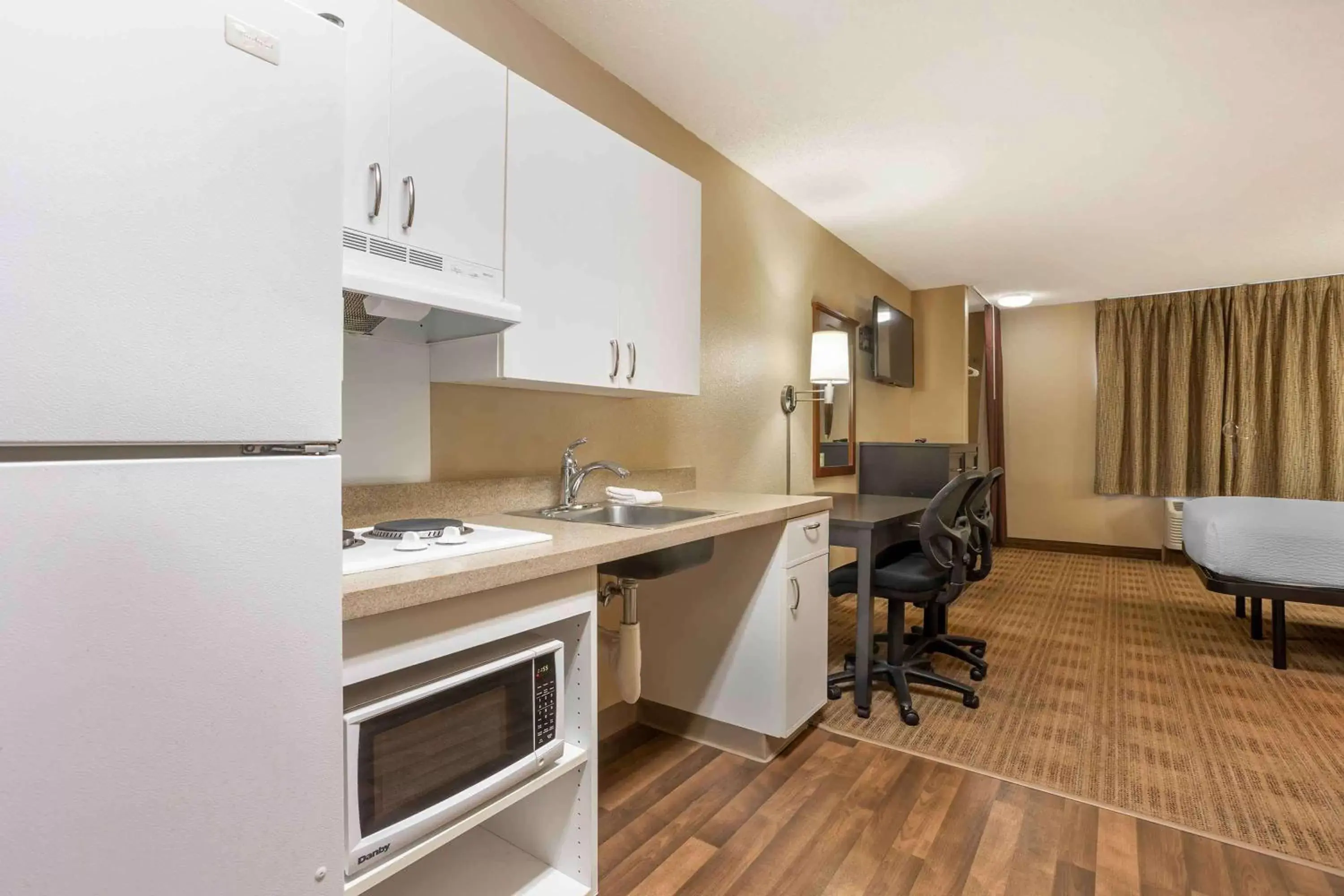 Bedroom, Kitchen/Kitchenette in Extended Stay America Suites - Columbia - Stadium Blvd