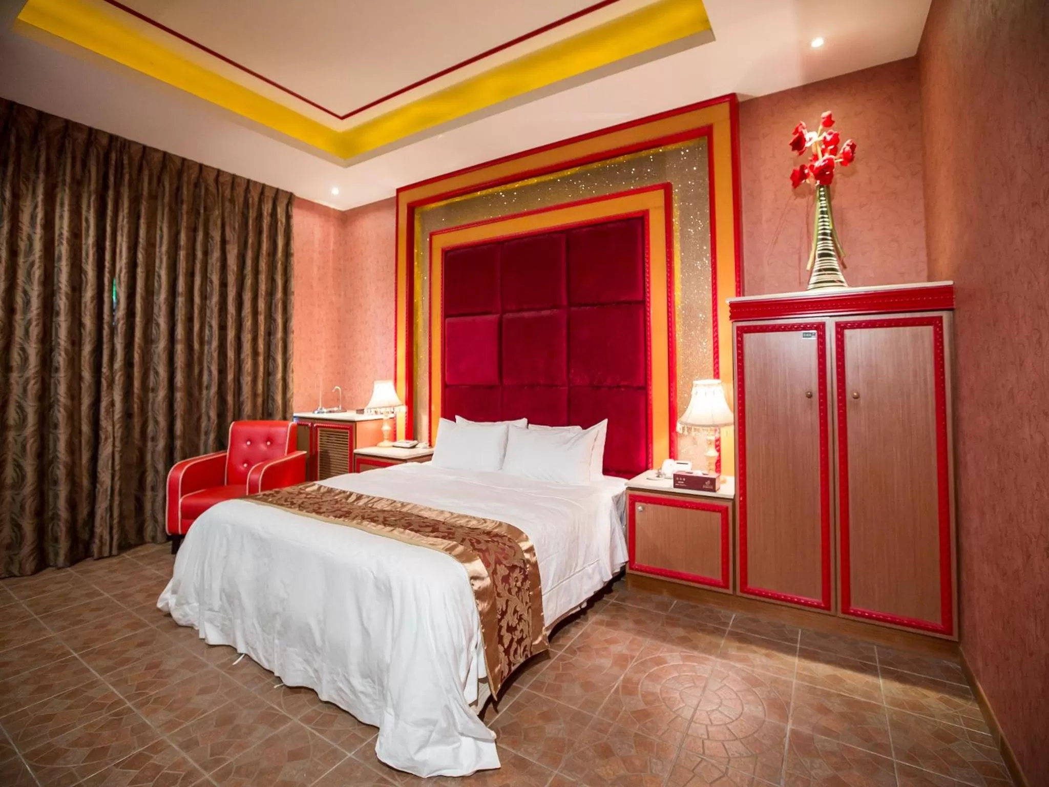 Bedroom, Bed in Moon Area Motel