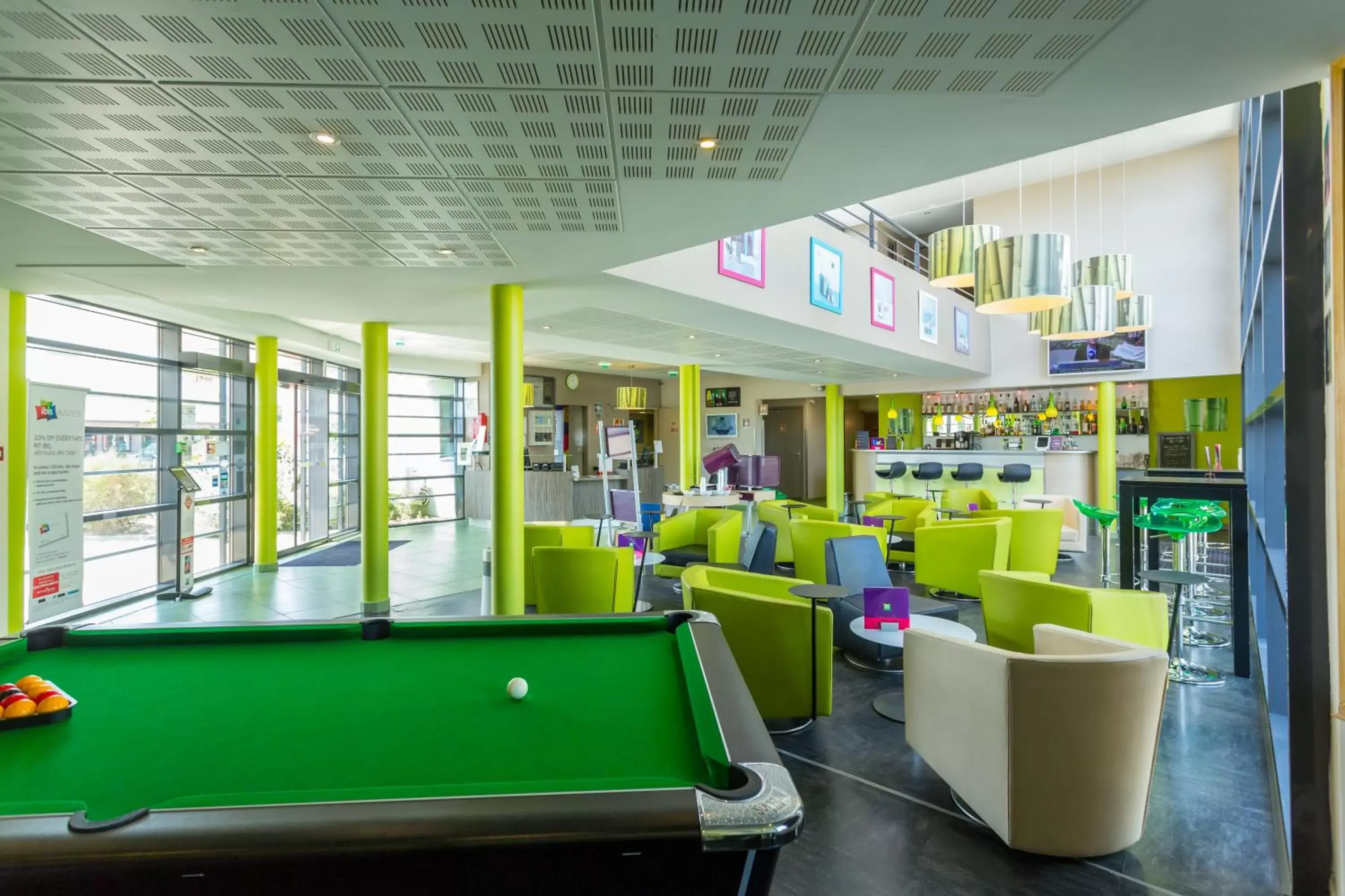 Lounge or bar, Billiards in ibis Styles Bourges