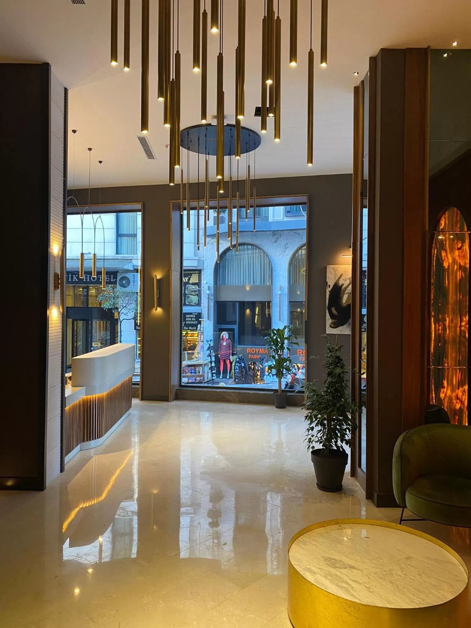 Communal lounge/ TV room in Edition Old City Hotel