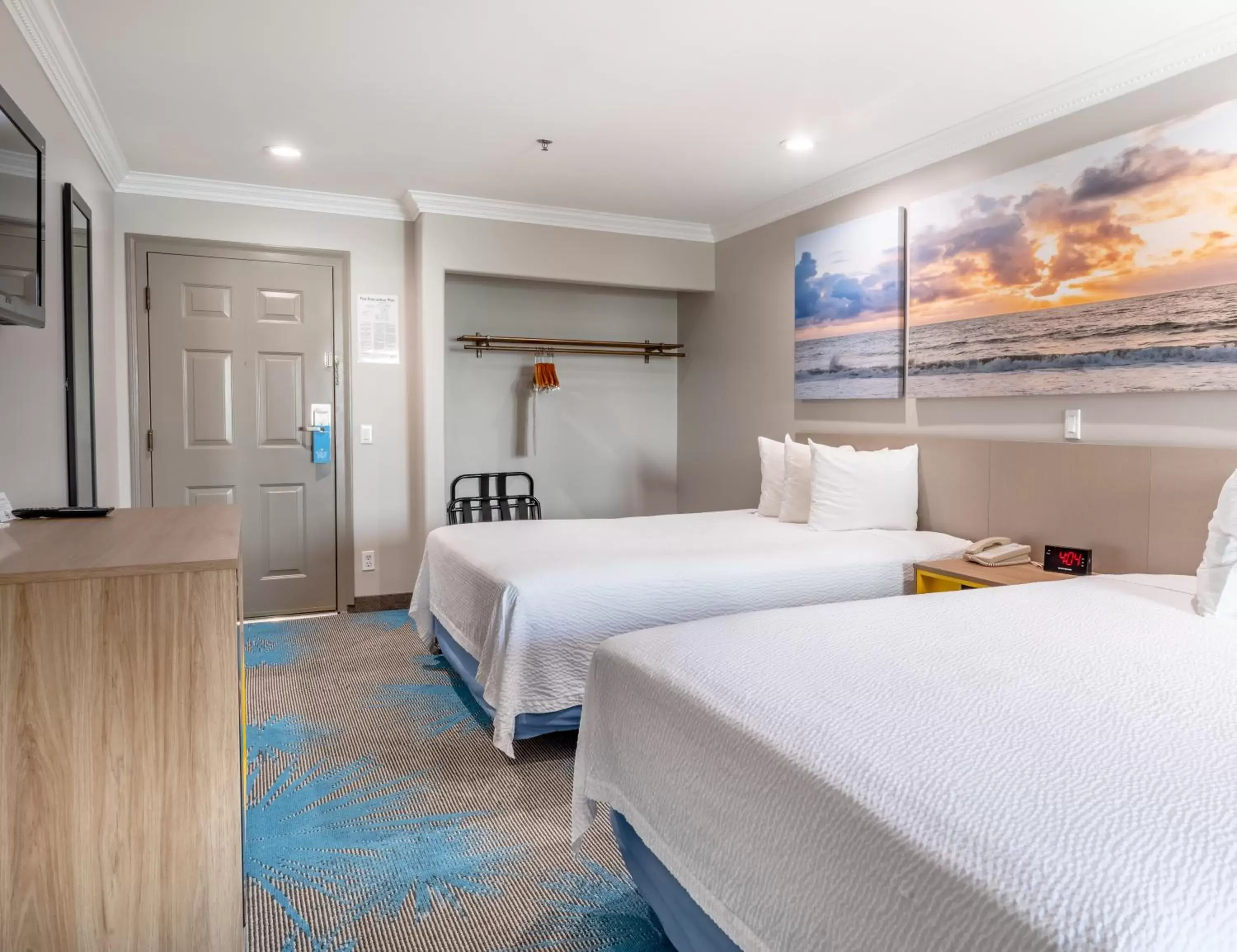 Bed in Days Inn by Wyndham Santa Monica/Los Angeles