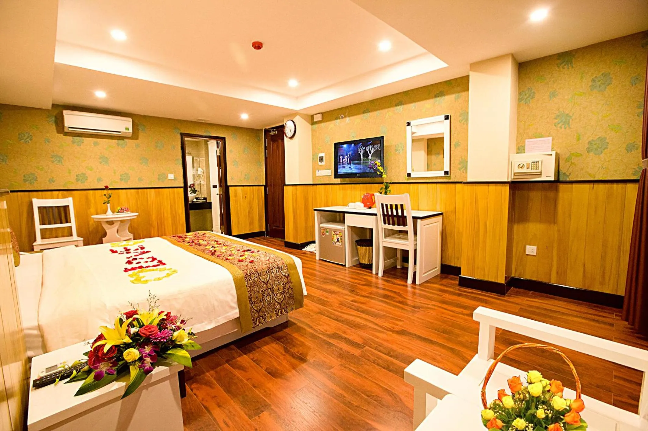 Photo of the whole room in Golden Rain 2 Hotel Nha Trang Beach