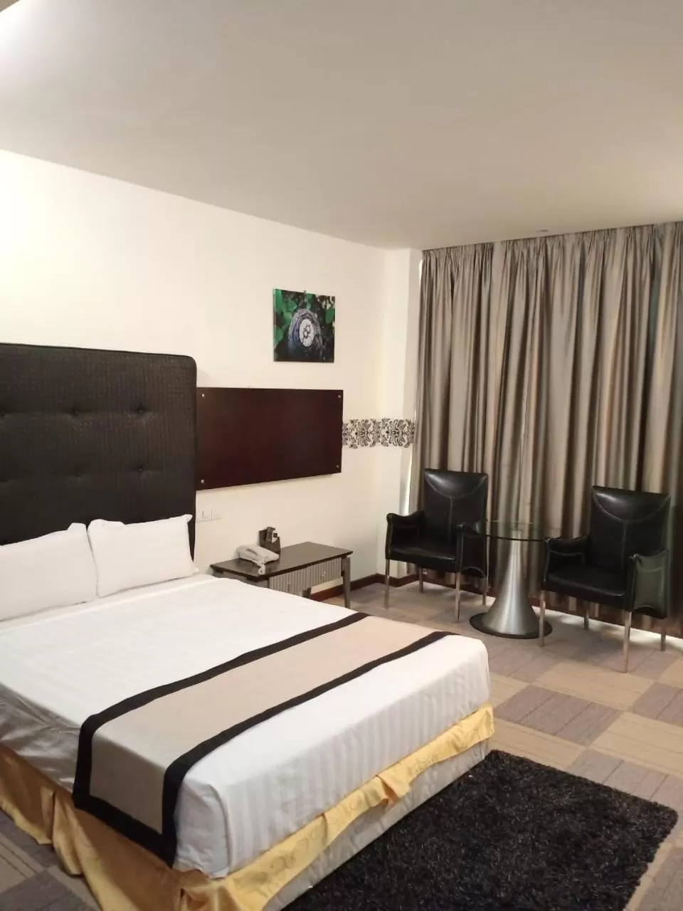 Seating area, Bed in Shervinton Executive Boutique Hotel