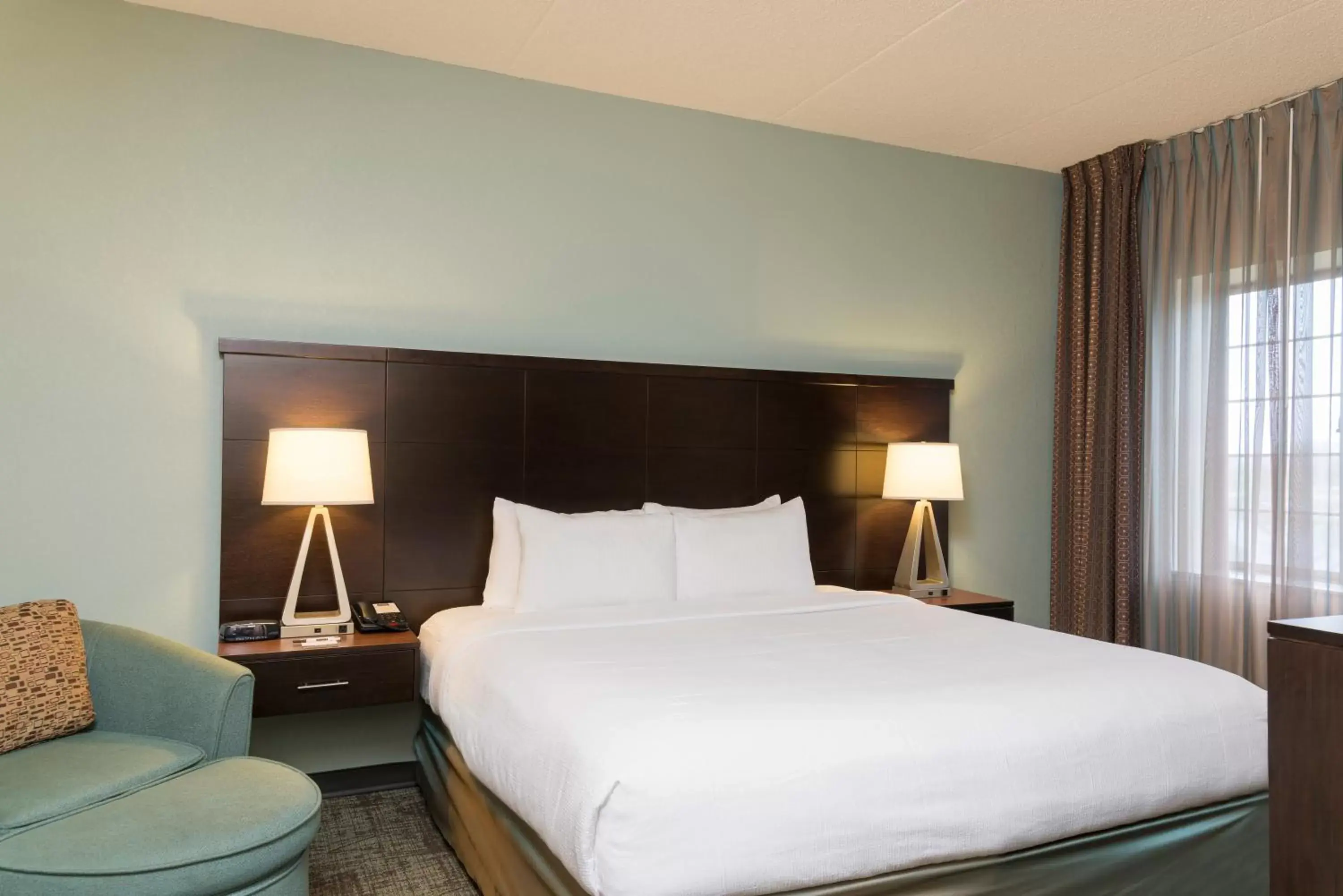 Photo of the whole room, Bed in Staybridge Suites Chicago-Oakbrook Terrace, an IHG Hotel