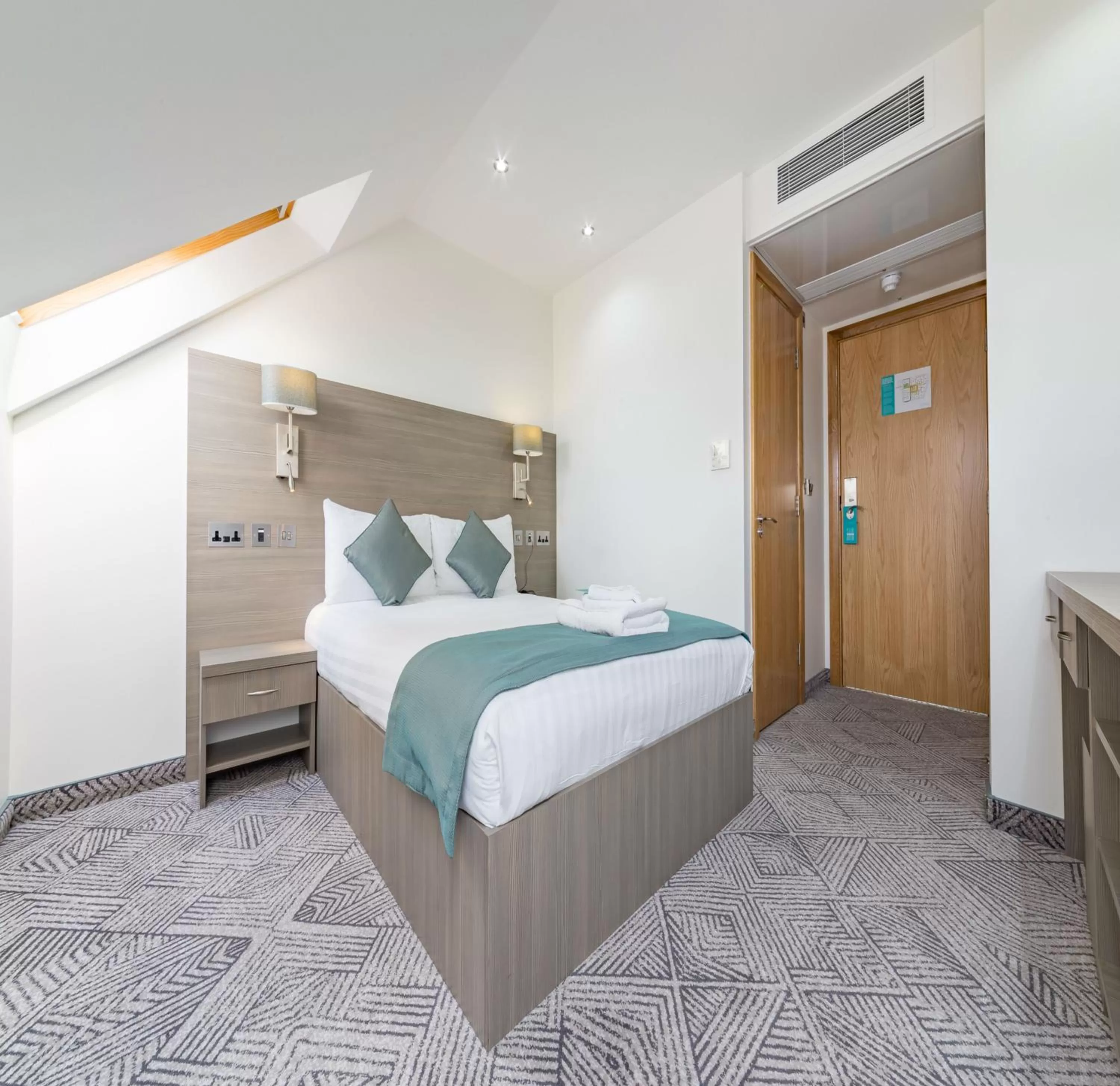 Photo of the whole room, Bed in The Lion & Key Hotel